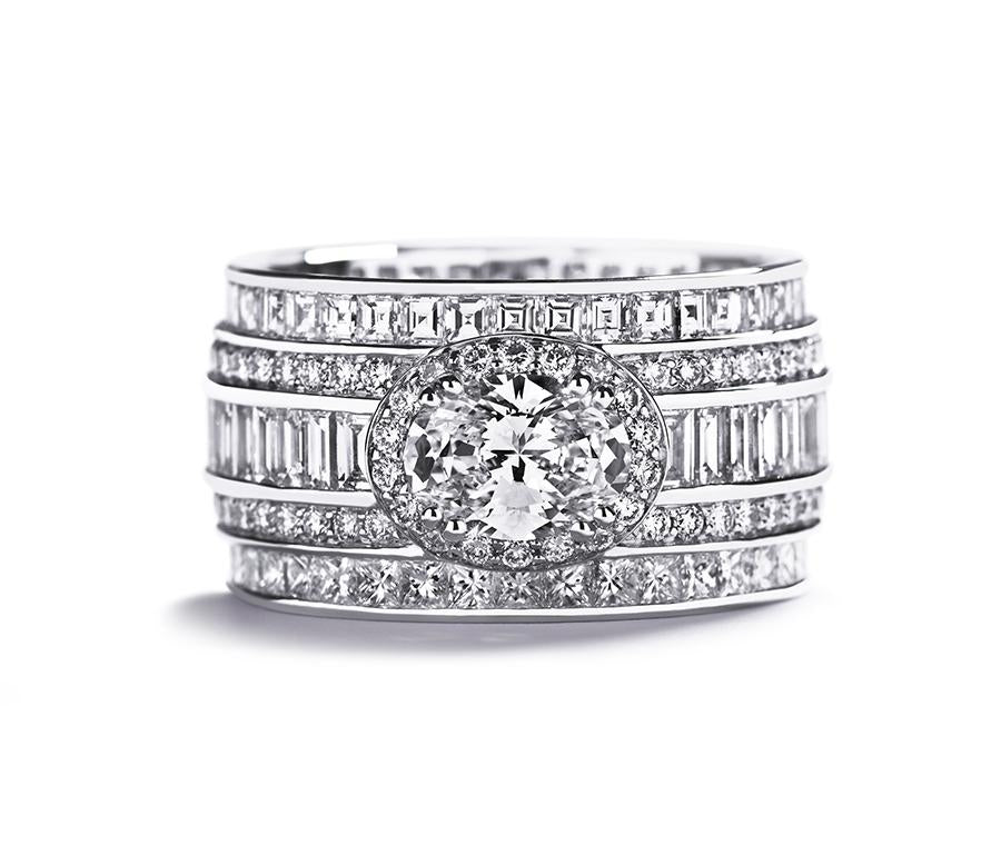 Diamantring i 18 kt. hvidguld prydet med 1,01 ct. oval brillant TW(F)/VS1 omkranset af 96 brillanter, i alt 1,17 ct. TW/VVS-VS samt 41 princess-cut, 41 carré-cut og 41 baguetteslebne diamanter, i alt 4,79 ct. TW/VVS-VS. GIA certifikat medfølger