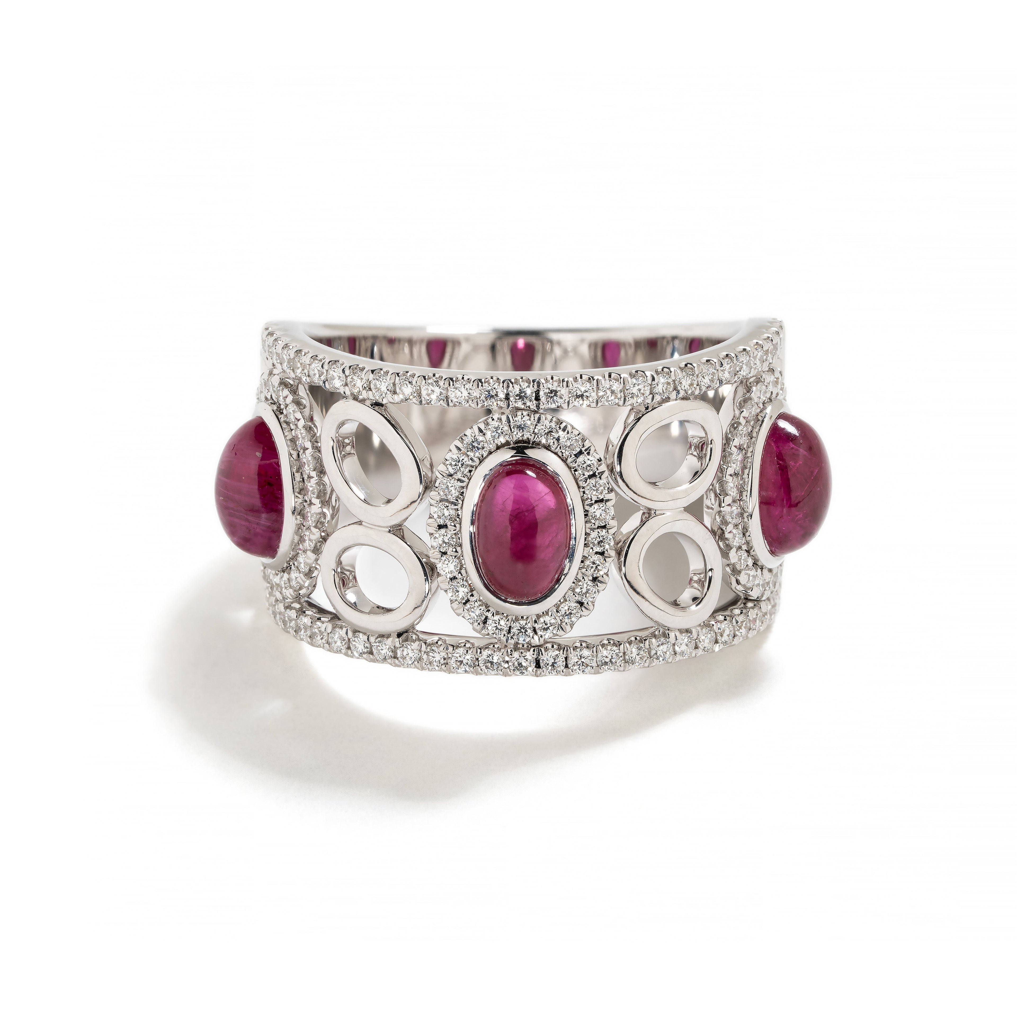 Bred rubin- og diamantring i 18 kt. hvidguld prydet med 3 Pinkish-red Grønlandske Rubiner, i alt 2,37 ct. omkranset af 124 Top Wesselton/VVS-VS brillanter, i alt 0,48 ct.