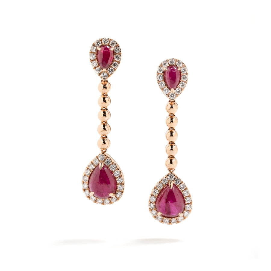 Rubin øreringe i 18 kt. rosaguld prydet med 4 cabochonslebne Pinkish-red
Grønlandske Rubiner, i alt 3,66 ct. omkranset af 58 Top Wesselton/VVS-VS
brillanter, i alt 0,50 ct.


Grønlandske Rubiner er varmebehandlede.