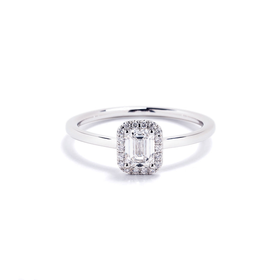 Rosetring i 18 kt. hvidguld prydet med en 0,50 ct. smaragdsleben River(E)/VS1 diamant, omkranset af 18 brillanter Top Wesselton/VVS-VS, i alt 0,06 ct.                                                                                                                                GIA certifikat medfølger.  Findes også i 18 kt. gulguld samt i 18 kt. rosaguld med pink diamanter.
