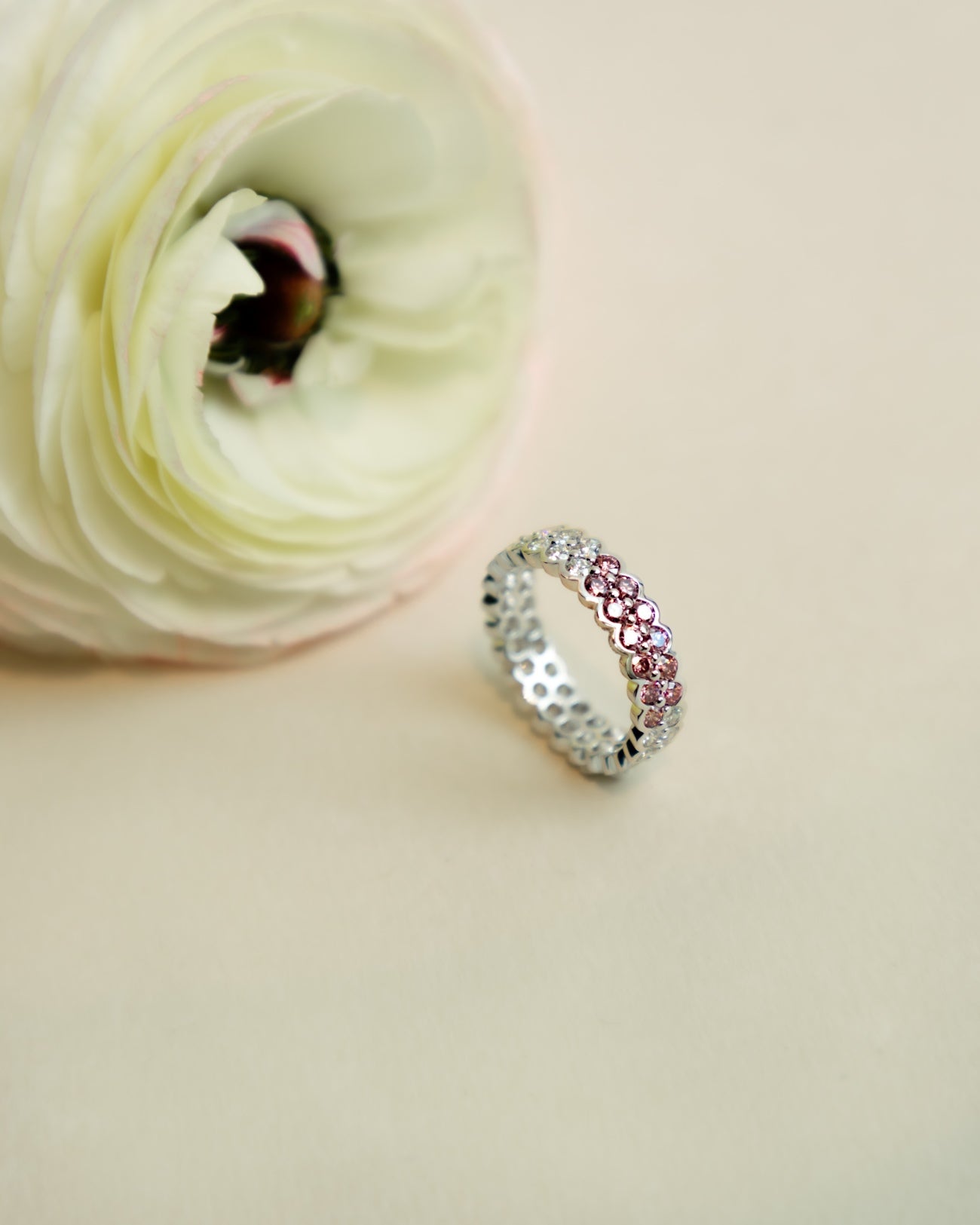 Diamantring i 18 kt. hvidguld med 0,48 ct. Argyle Pink diamanter og 1,68 ct. brillanter