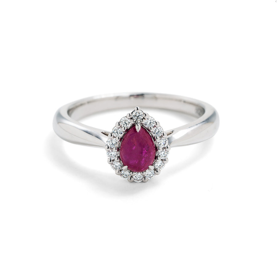 Rosetring i 18 kt. hvidguld prydet med en 0,60 ct. dråbesleben Pinkish Red Grønlandsk Rubin og 14 Top Wesselton/VVS-VS brillanter, i alt 0,13 ct.                                                                                                                                Grønlandske Rubiner er varmebehandlede.