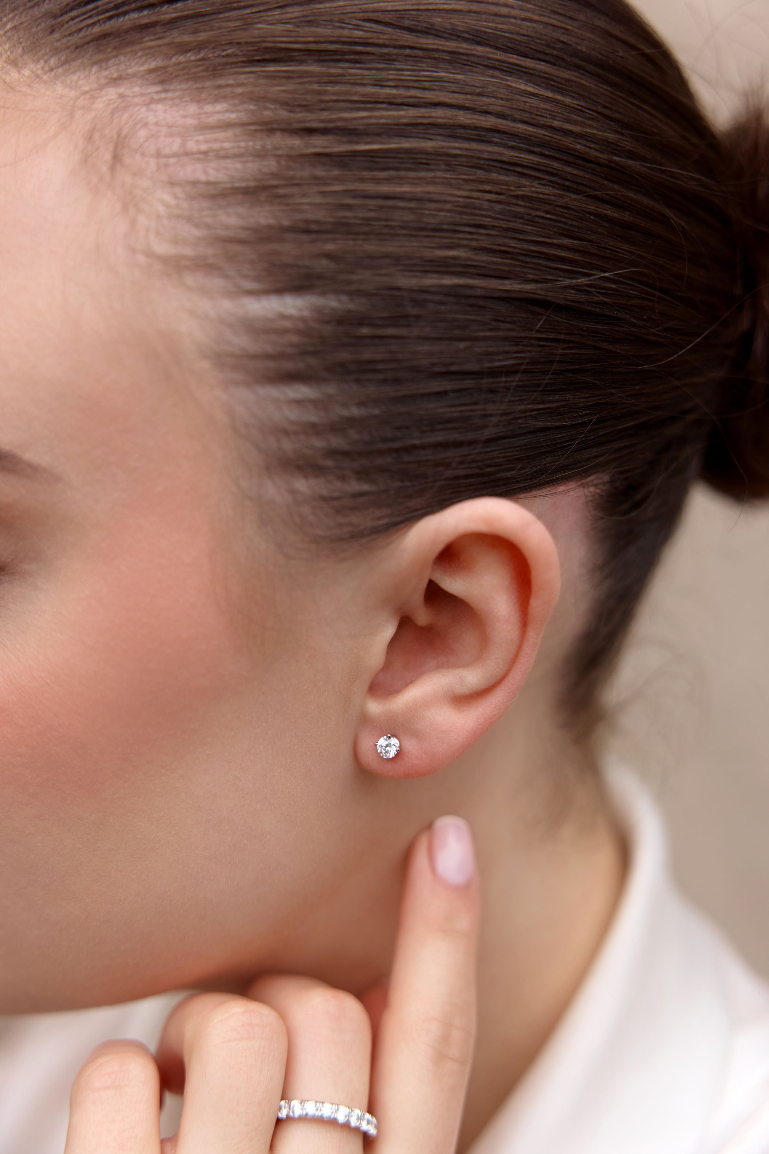 Solitaire ørestikker i 14 kt. med i alt 0,30 ct. diamanter