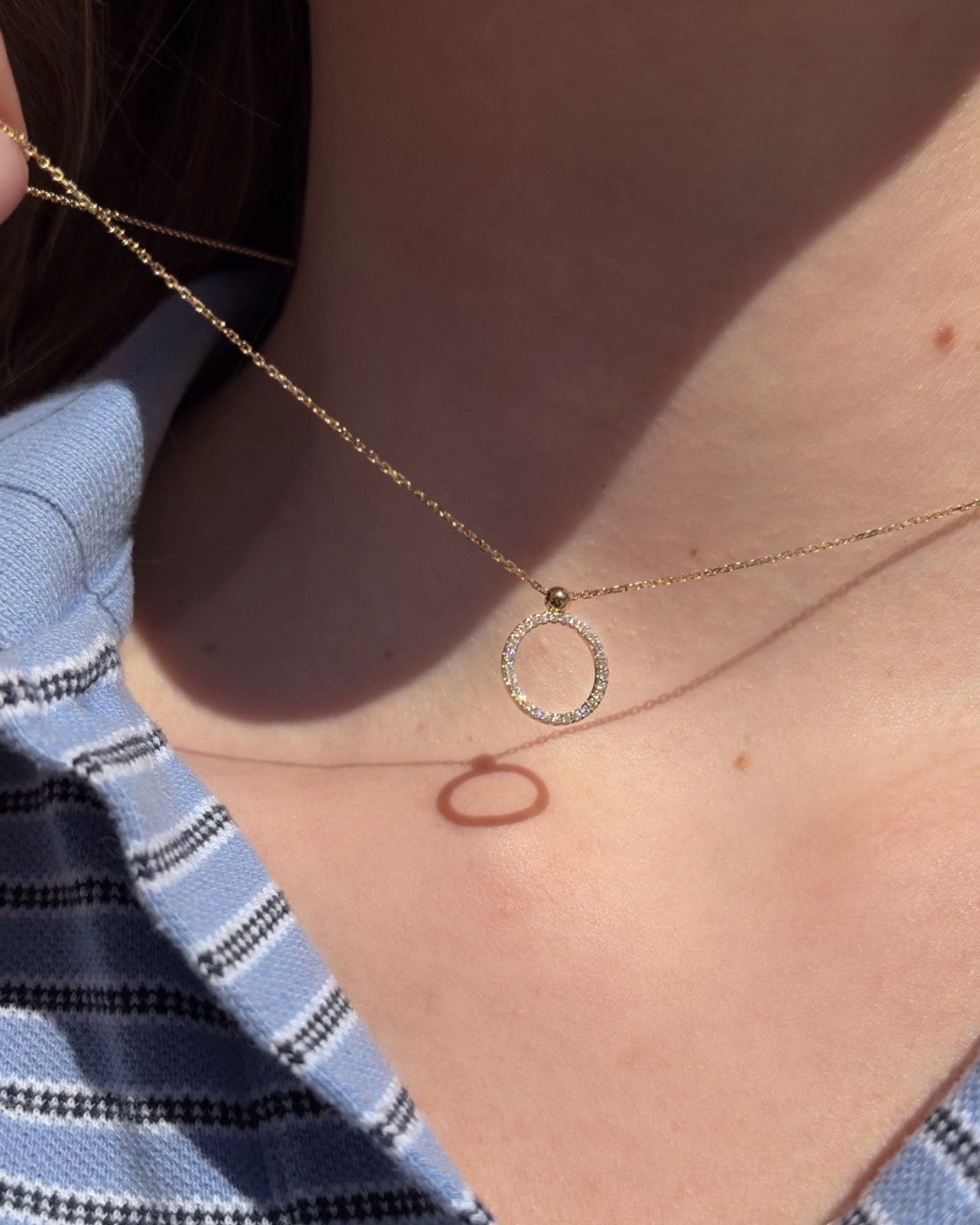Cirkelvedhæng i 18 kt. rosaguld med 0,18 ct. champagne brillanter
