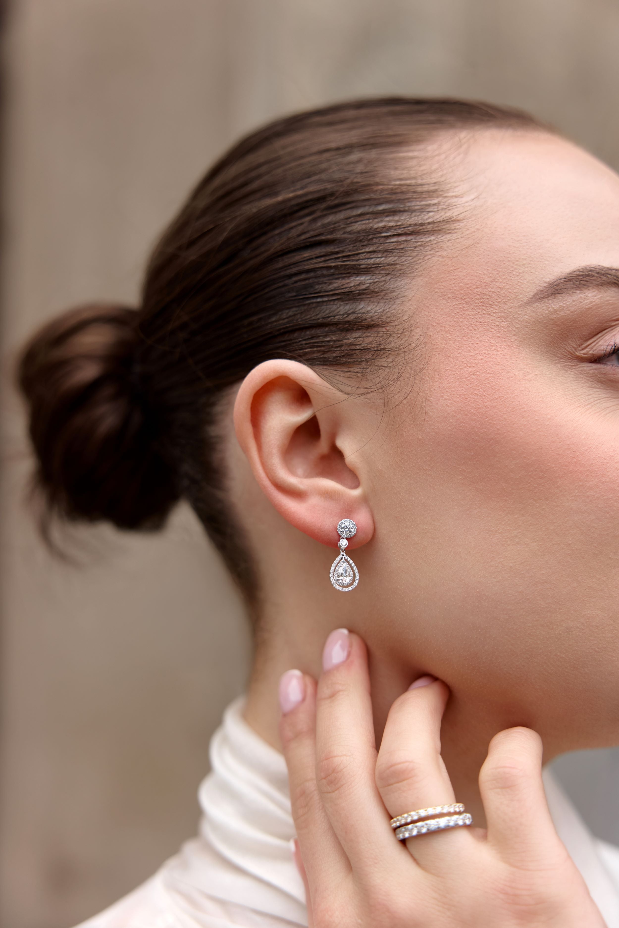 Ørehængere i 18 kt. hvidguld med i alt 1,04 ct. diamanter