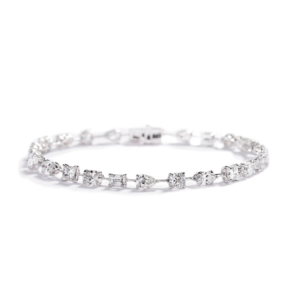 Fancy cut armbånd i 18 kt. hvidguld prydet med 25 fancy cut River/VVS1-VS1 diamanter, i alt 8,06 ct.

GIA certifikater medfølger.
