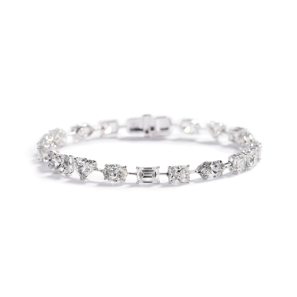 Fancy cut armbånd i 18 kt. hvidguld prydet med 22 fancy cut Top Wesselton/VVS1-VS1 diamanter, i alt 11,23 ct.

GIA certifikater medfølger.

Fås også i en mindre model.