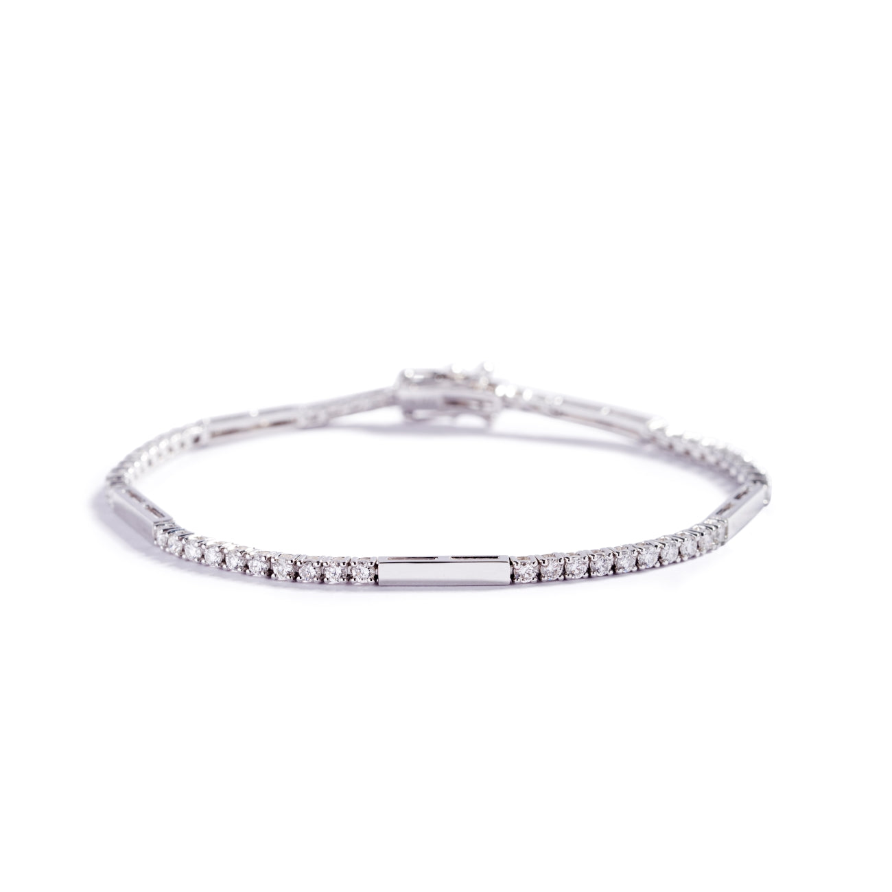 Armbånd i 18 kt. hvidguld prydet med 50 Top Wesselton/VVS-VS brillanter, i alt 1,31 ct. Fås også i 18 kt. gulguld.