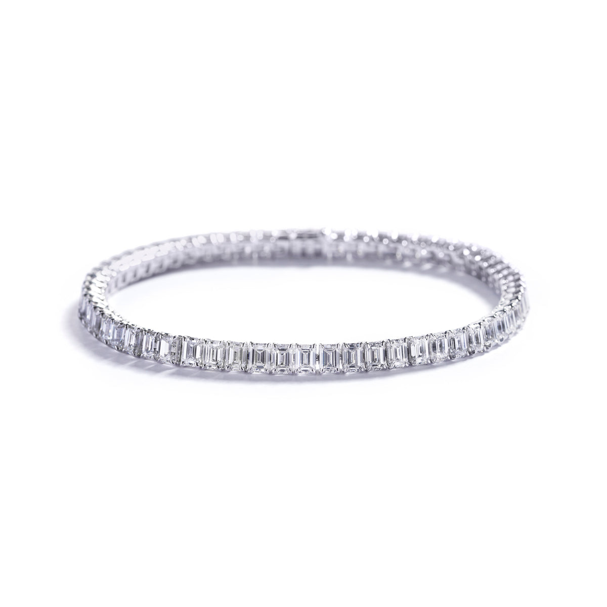 Tennisarmbånd med 11,77 ct. smaragdslebne diamanter