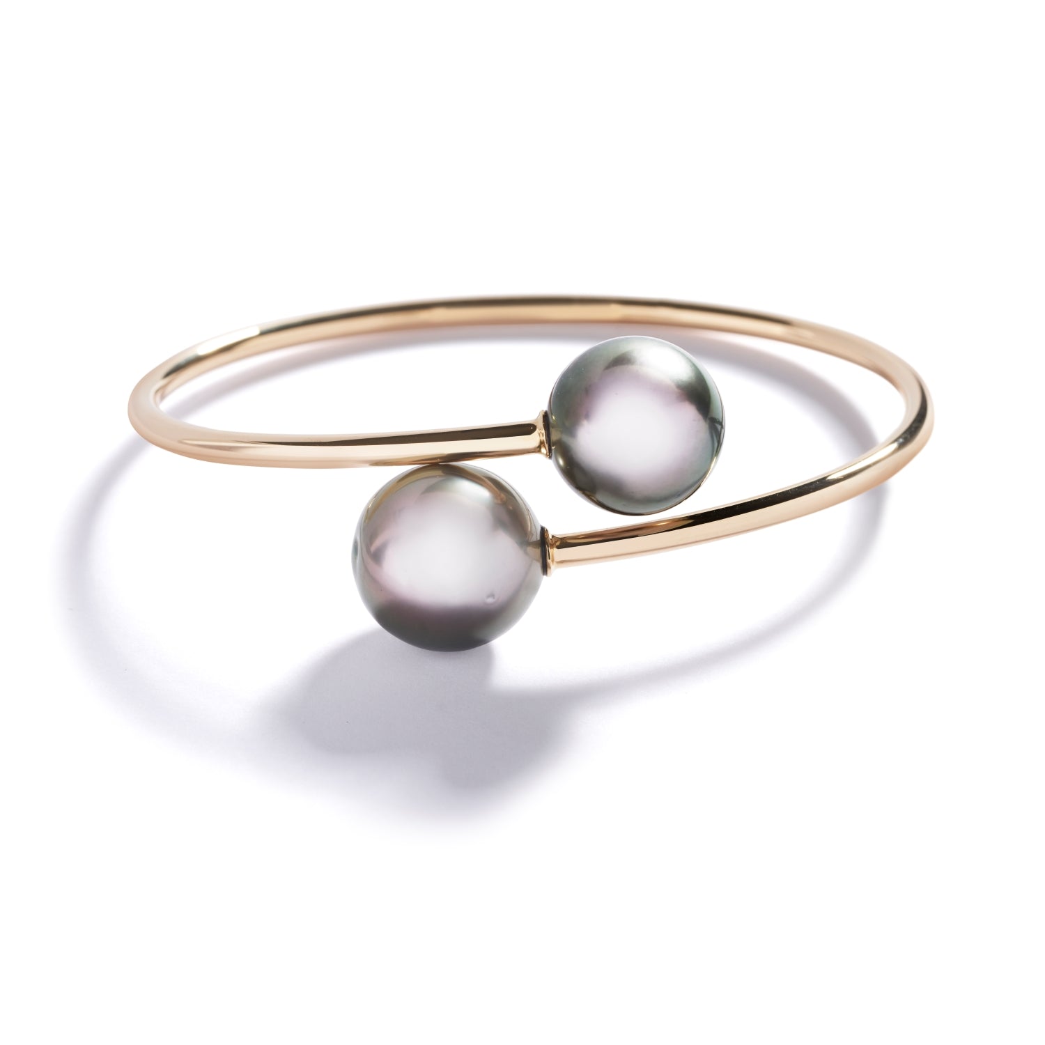 Armring i 18 kt. gulguld prydet med to Tahiti kulturperler 12-15 mm.