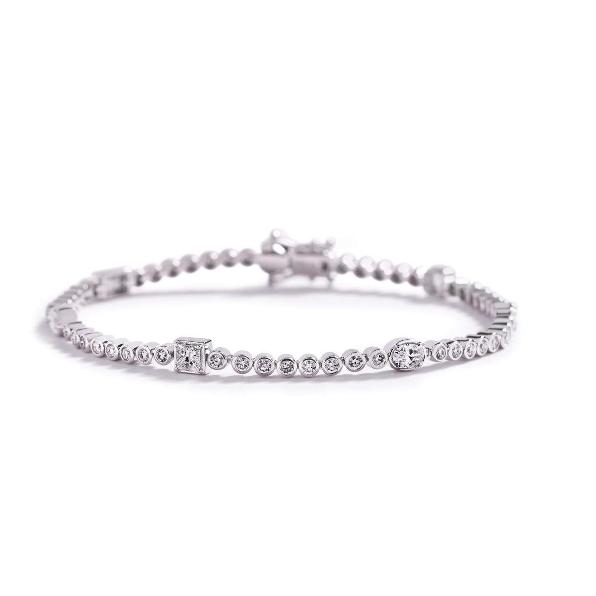 Tennisarmbånd i 18 kt. hvidguld prydet med 7 fancy cut Top Wesselton/VVS-VS diamanter, i alt 1,21 ct. samt 52 Top Wesselton/VVS-VS brillanter, i alt 1,26 ct.  Armbåndet måler 18 cm.