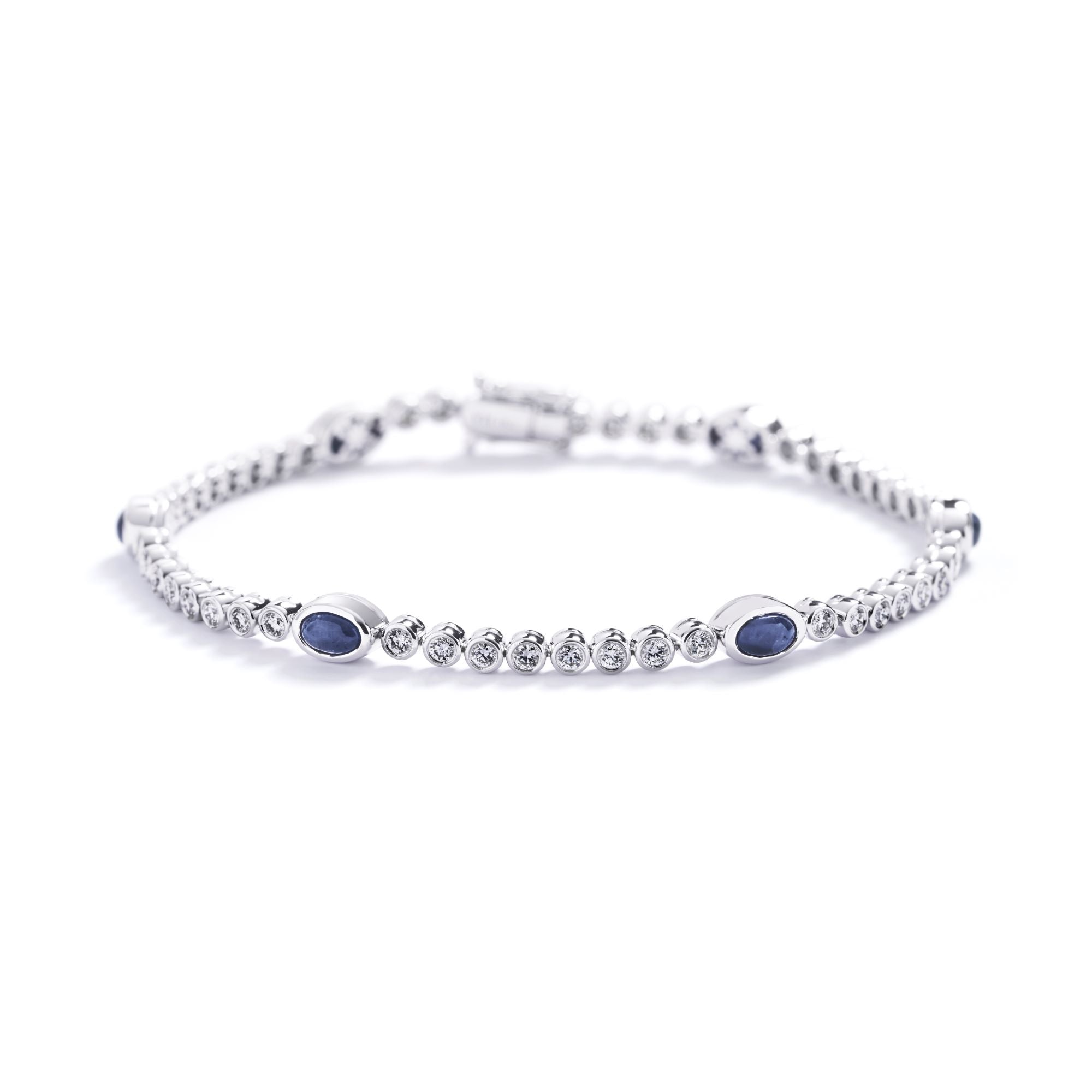 Armbånd i hvidguld med 2,23 ct. Grønlandske Safirer og brillanter