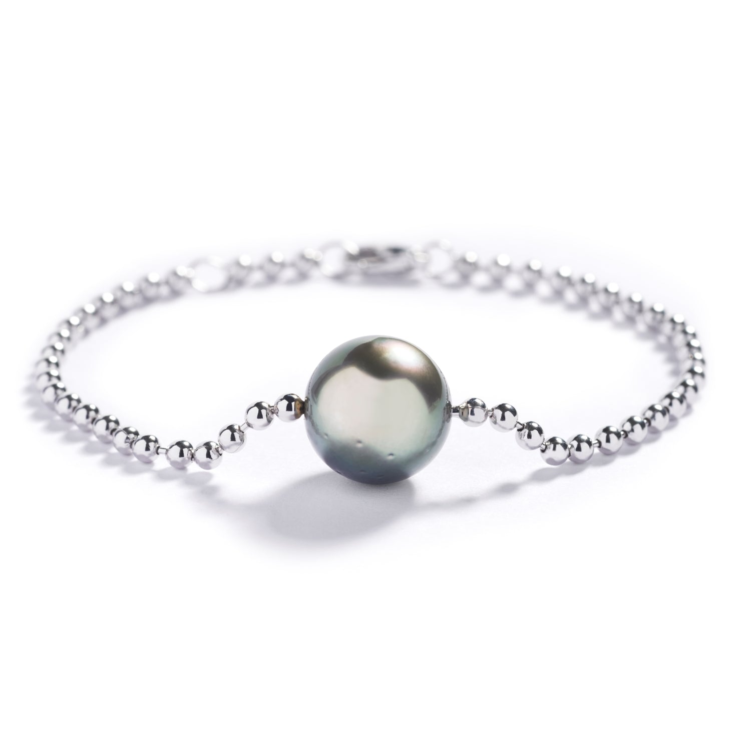 Armbånd i 18 kt. hvidguld prydet med en 12-13 mm Tahiti kulturperle. Fås også i 18 kt. rosa- og gulguld.