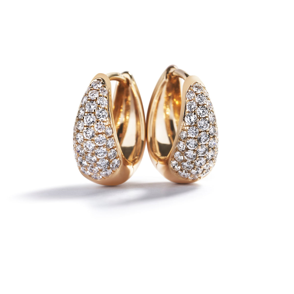 Creoler i 18 kt. gulguld med i alt 0,61 ct. brillanter