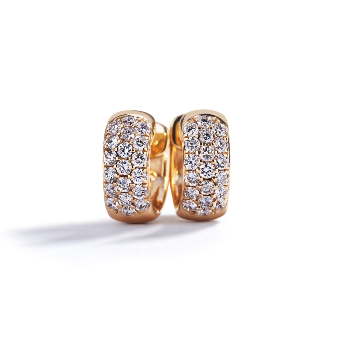 Creoler i 18 kt. gulguld med i alt 0,45 ct. brillanter