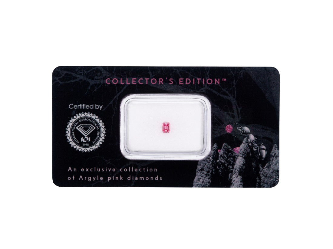 "Argyle Pink Collector's Edition" - udsøgte, håndplukkede Argyle Pink og Argyle Blå diamanter i forsegling med certifikat fra International Gemological Institute.                                                                                                                                                                                    Denne pakke indeholder 1 smaragdsleben diamant; 1 stk. Natural Fancy Intense Pink/SI2 diamant, i alt 0,10 ct. 