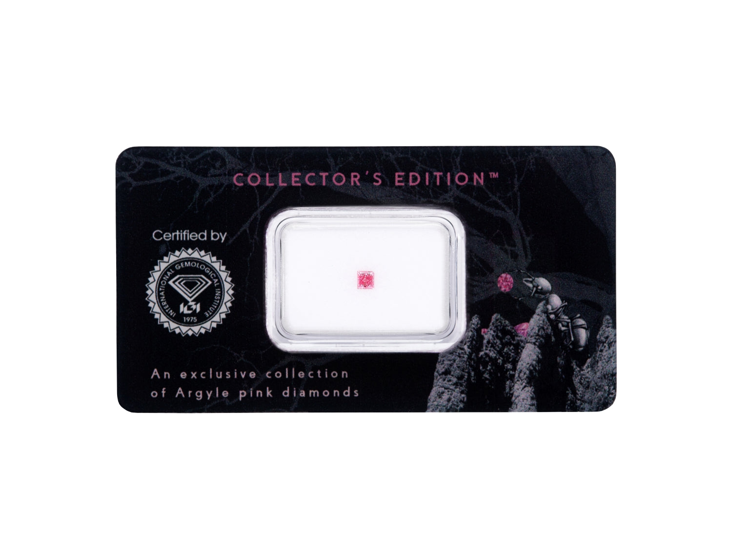 "Argyle Pink Collector's Edition" - udsøgte, håndplukkede Argyle Pink og Argyle Blå diamanter i forsegling med certifikat fra International Gemological Institute.                                                                                                                                                                                    Denne pakke indeholder 1 Princess-cut diamant; 1 stk. Natural Fancy Intense Purplish Pink/SI1 diamant, i alt 0,08 ct. 