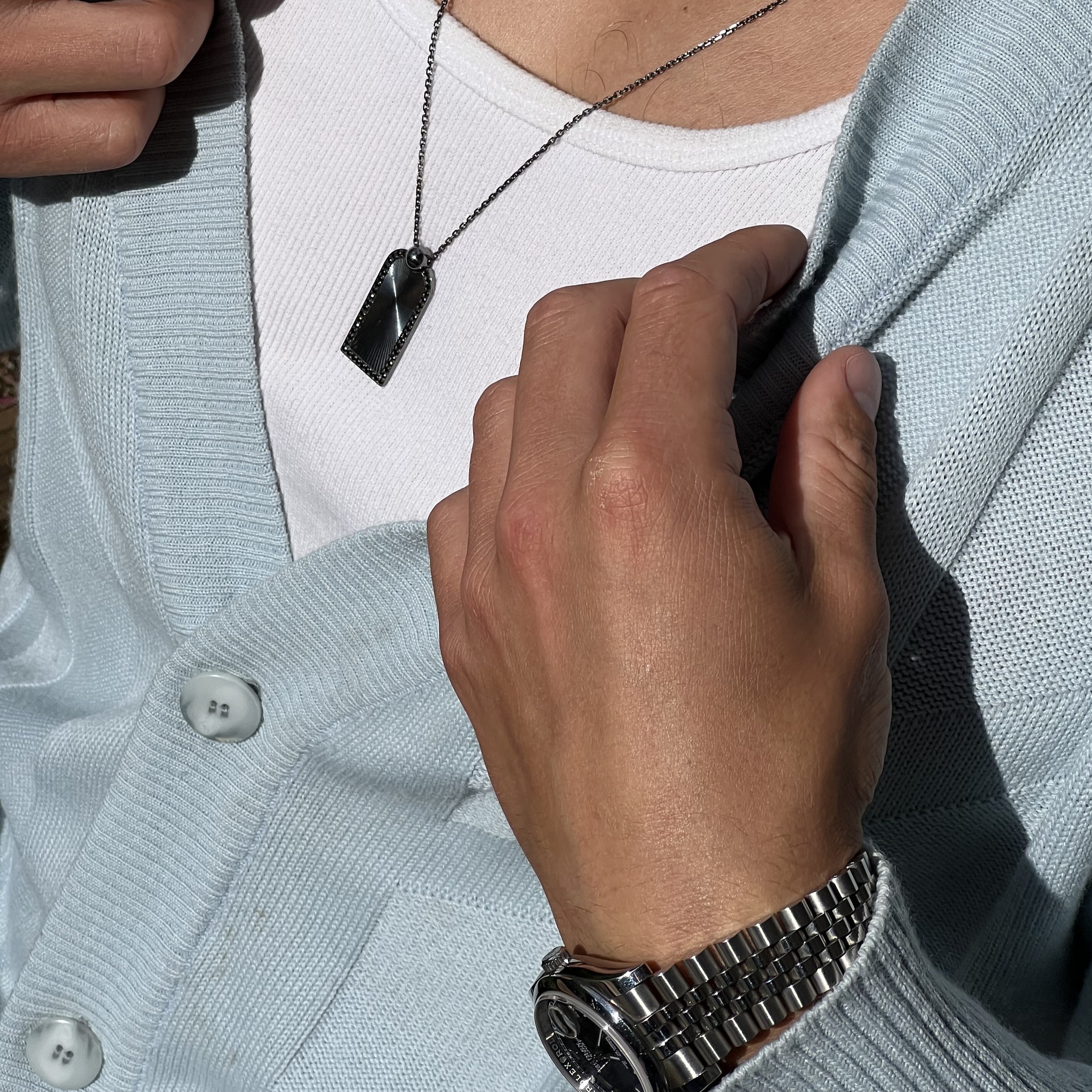 Dog tag i 18 kt. sort-rhodineret hvidguld  med 0,65 ct. sorte brillanter