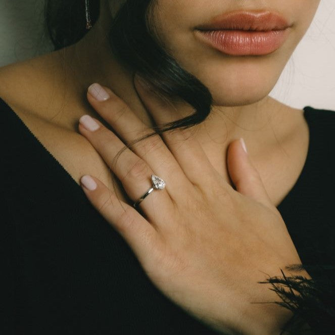 Solitairering i platin med 1,50 ct. dråbesleben diamant