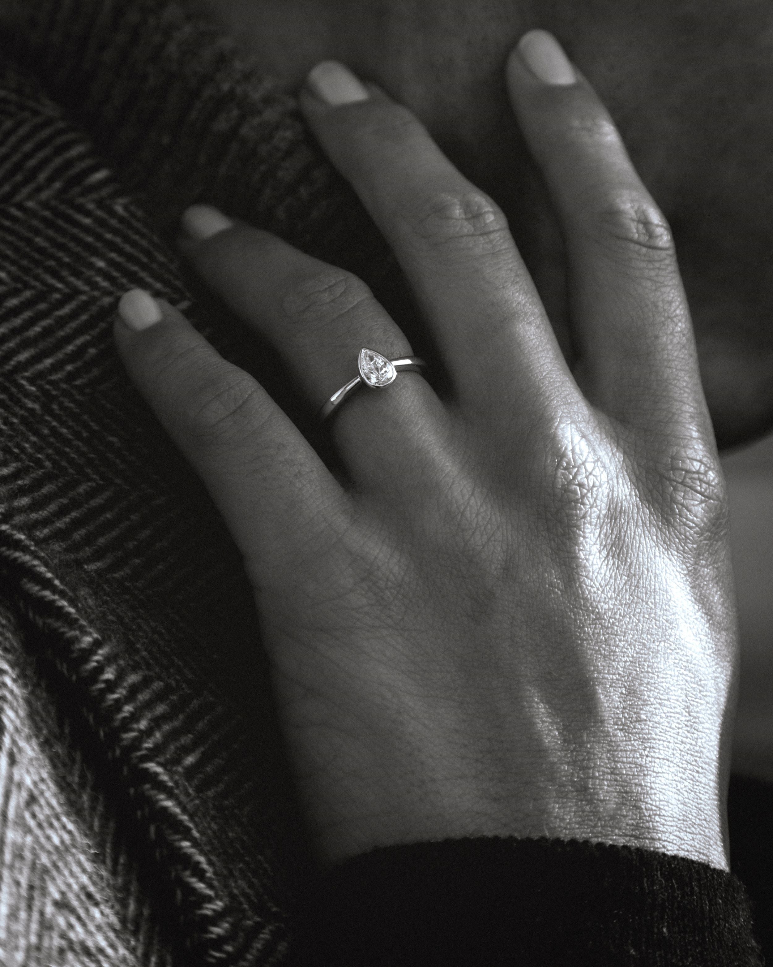 Fancy Love solitairering med 0,70 ct. dråbesleben diamant