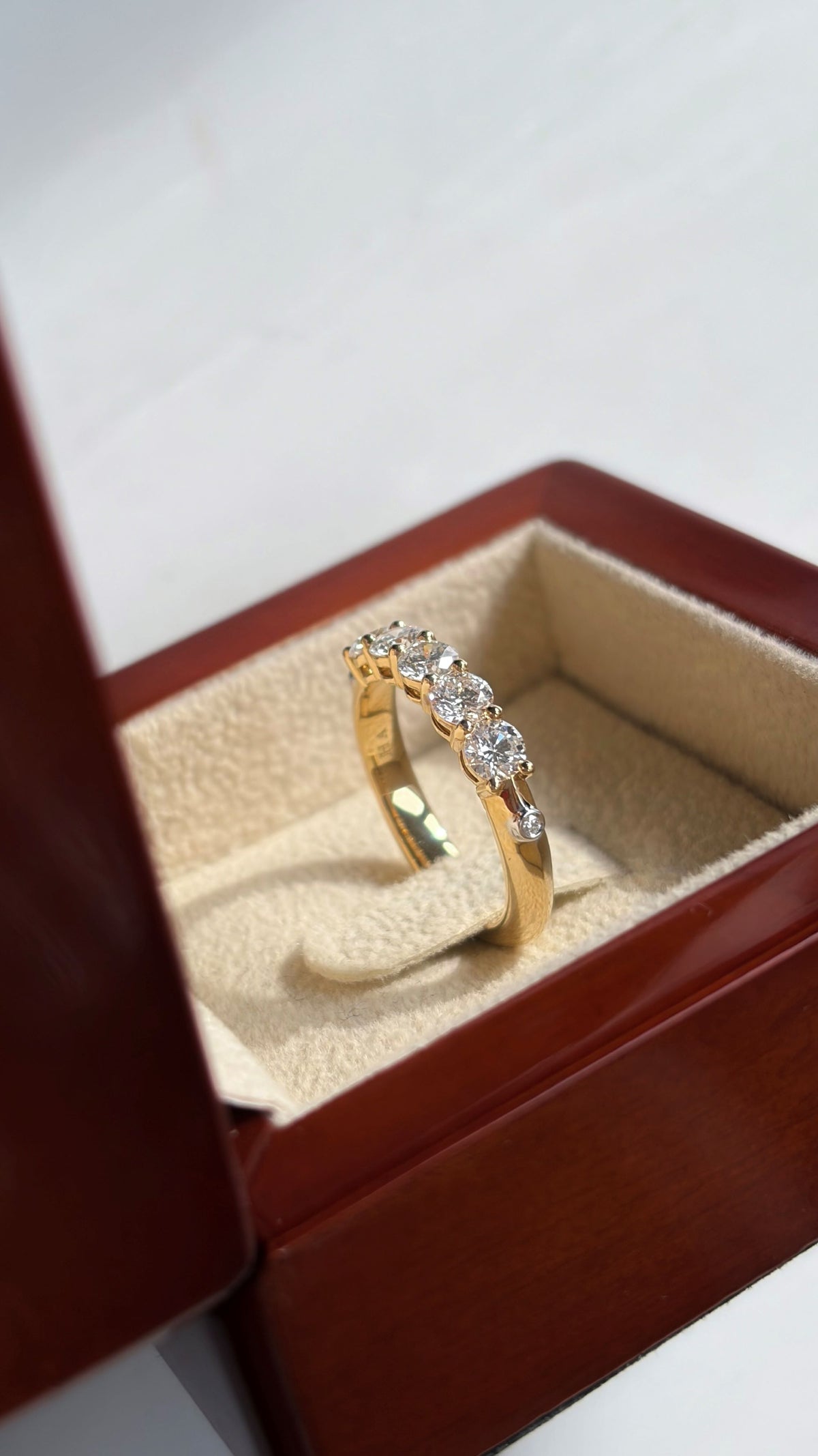 Hartmann's Signatur rækkering med 5 Champagne diamanter