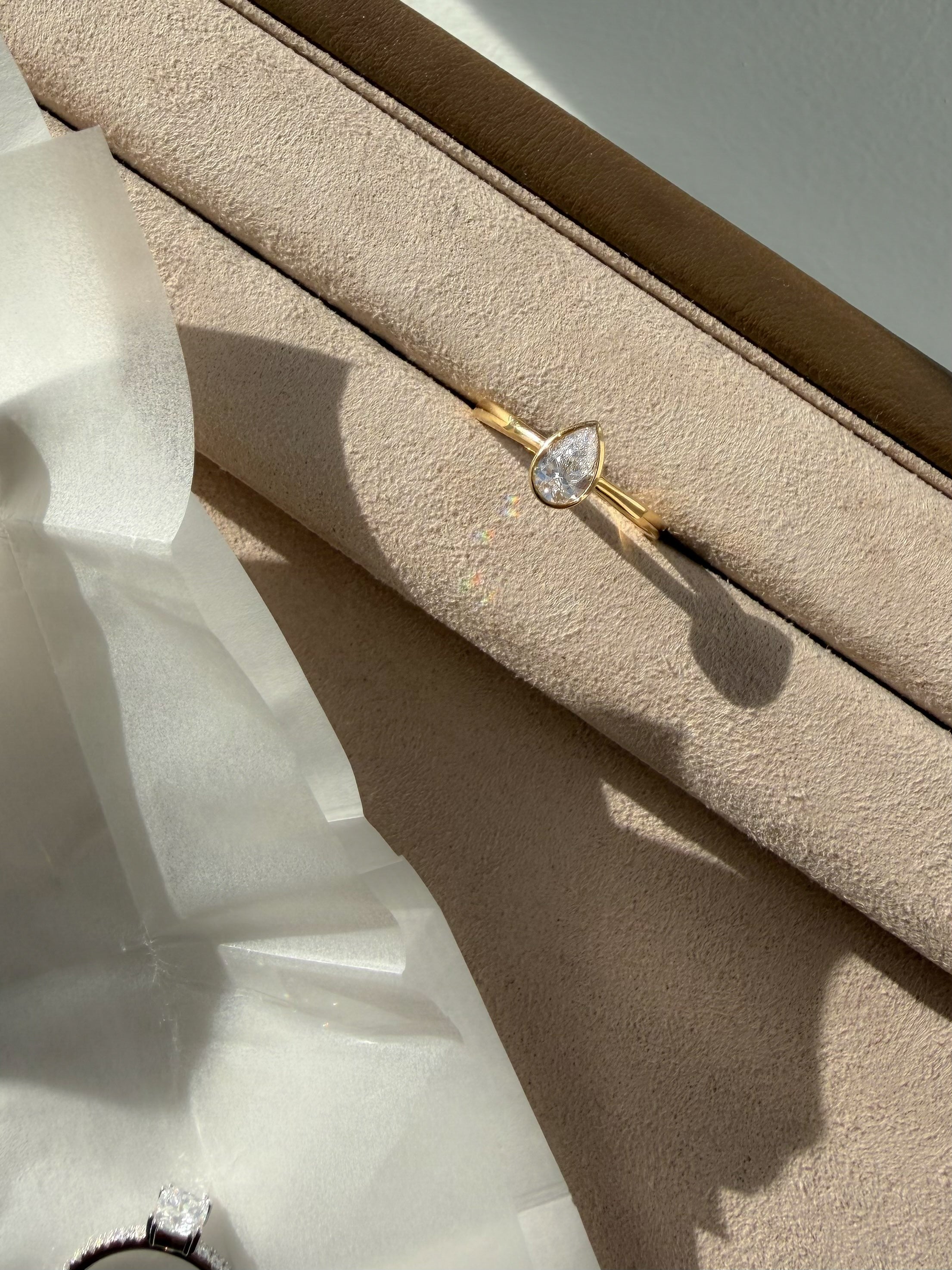 Fancy Love solitairering med 0,50 ct. dråbesleben diamant
