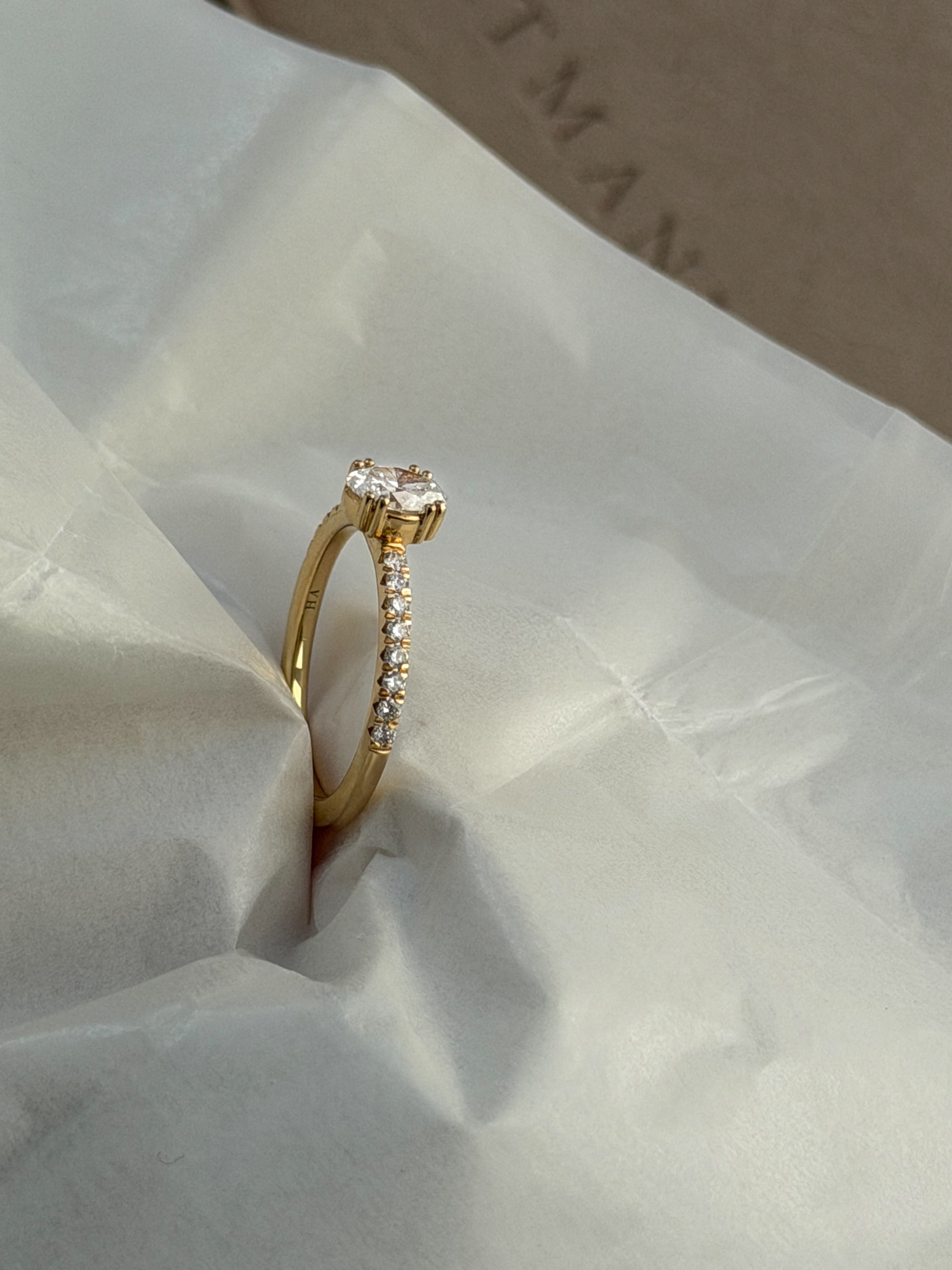 Fancy Love solitairering med 0,30 ct. oval diamant