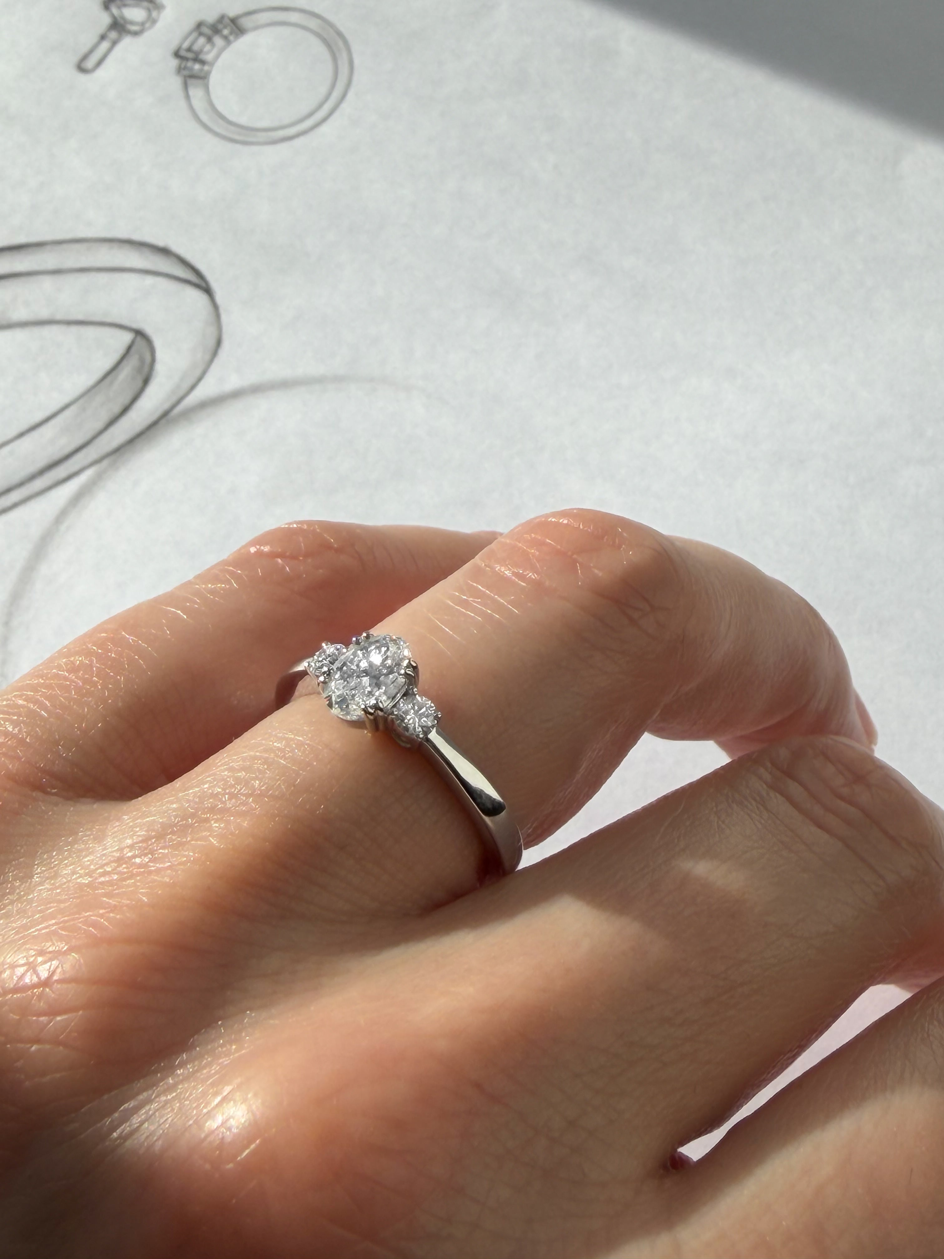 Fancy Love 3-stensring med 0,30 ct. oval diamant