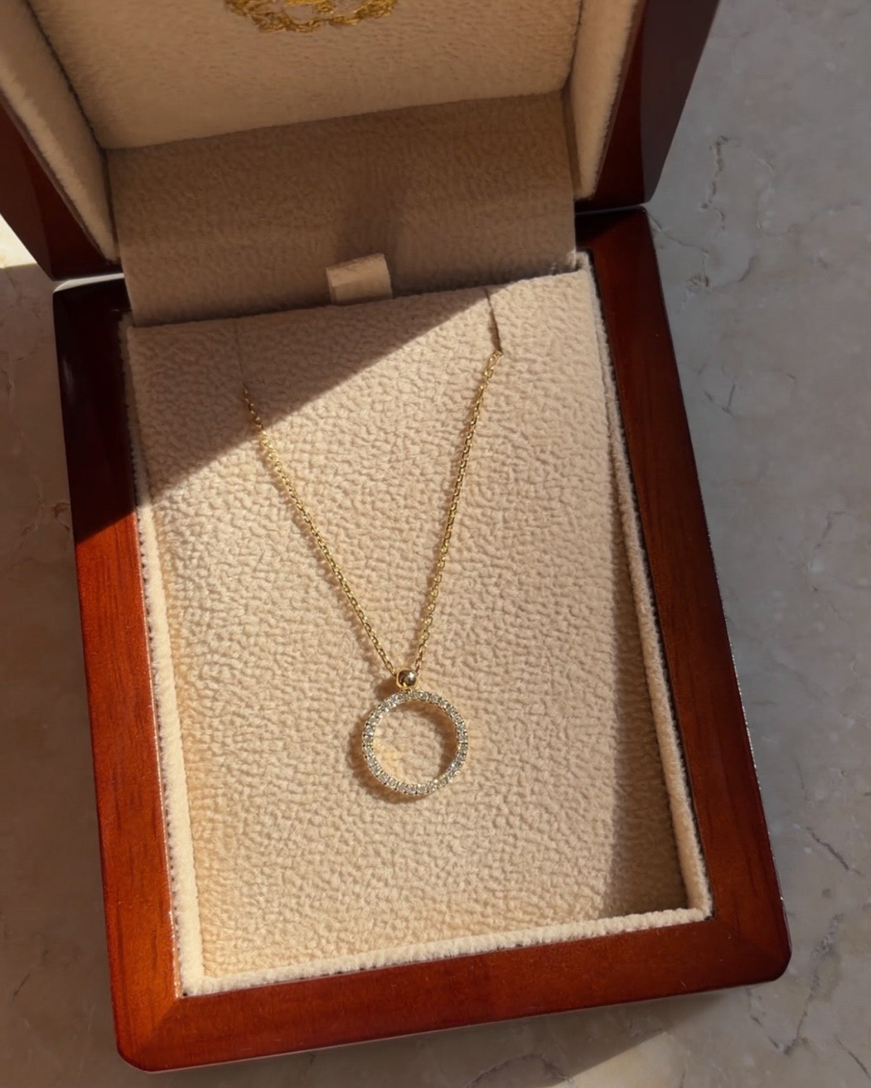 Cirkelvedhæng i 18 kt. hvidguld med 0,16 ct. brillanter