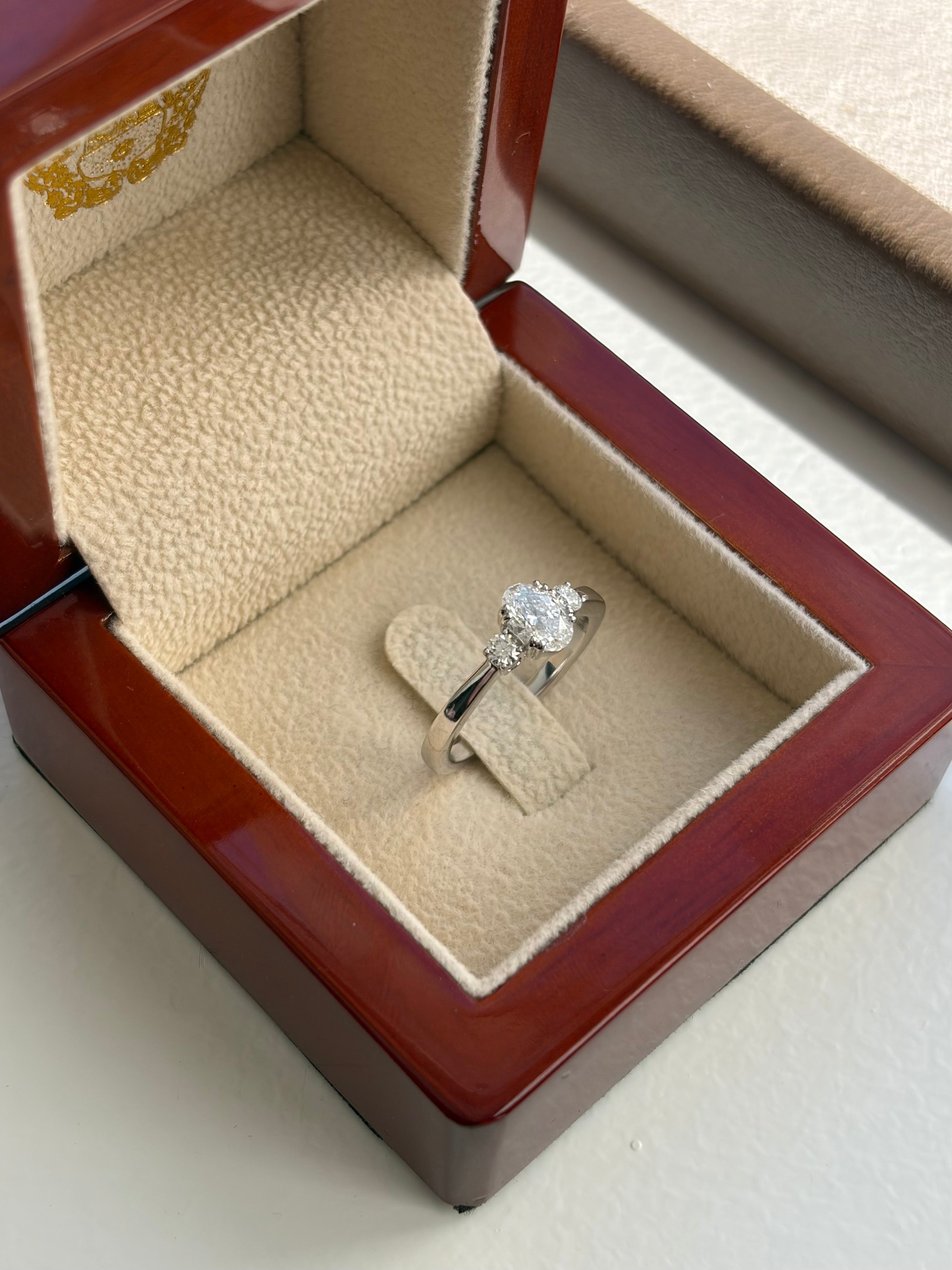 Fancy Love 3-stensring med 0,30 ct. oval diamant