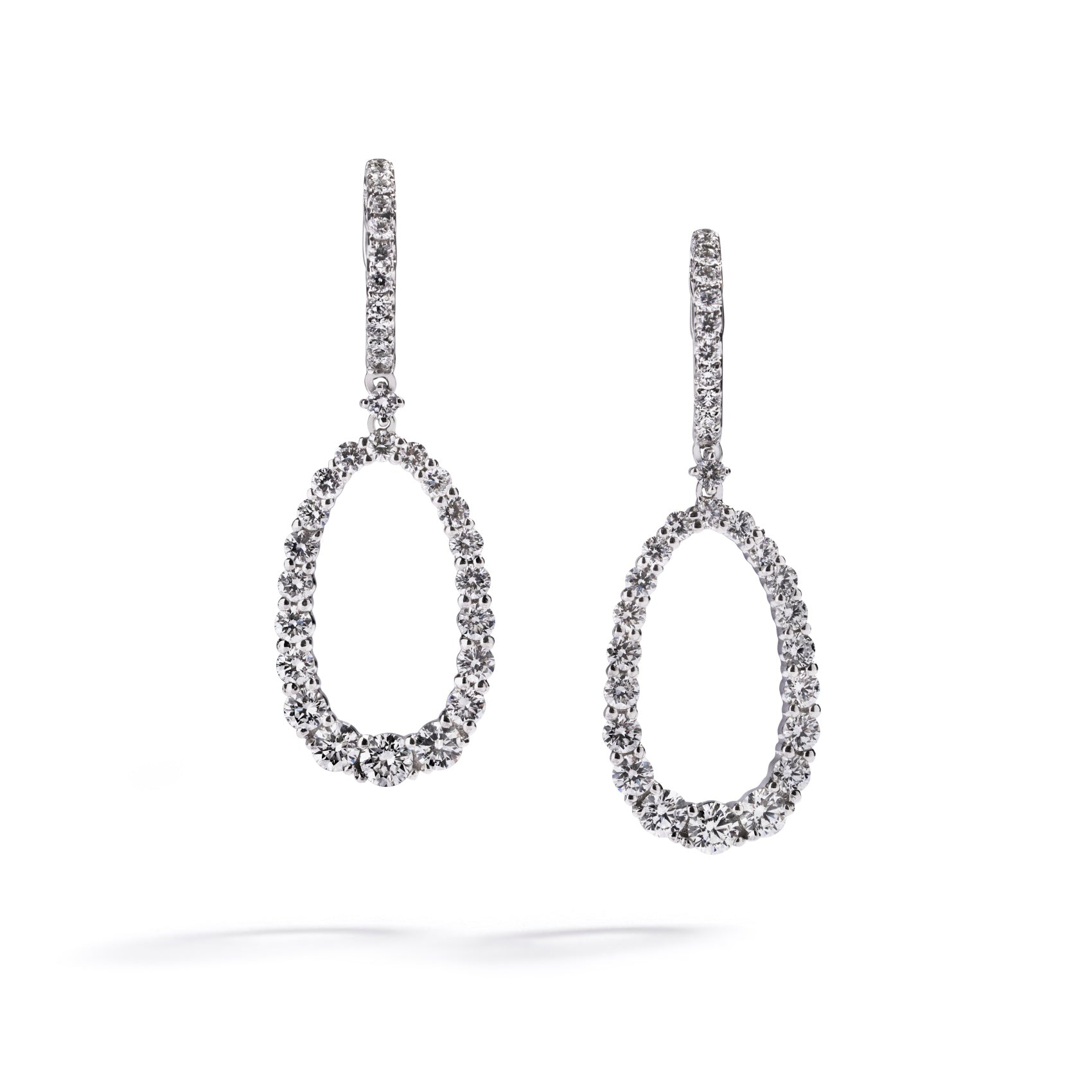 Diamantørehængere i 18 kt. hvidguld prydet med 64 Top Wesselton/VVS-VS brillanter, i alt 2,79 ct.
