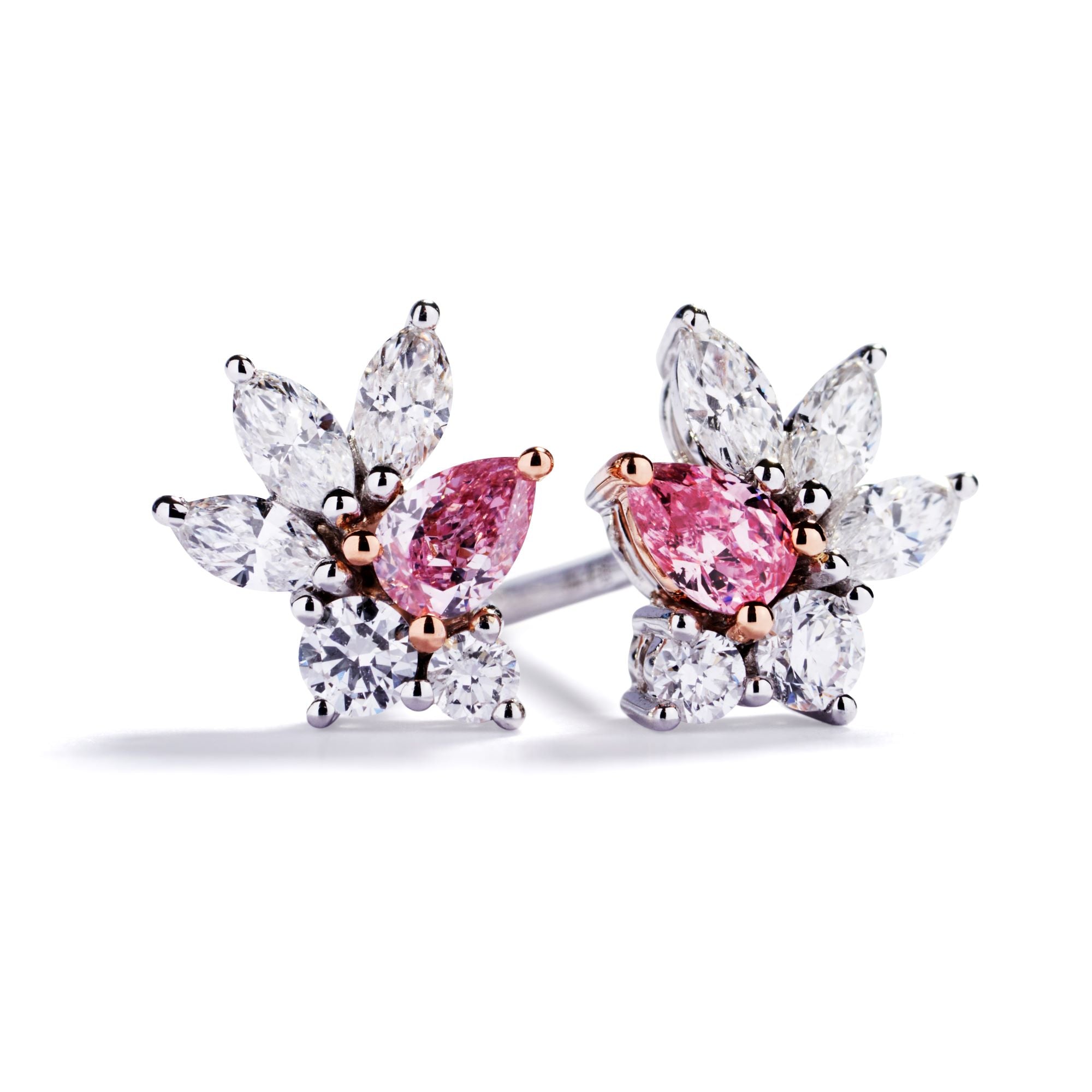 Ørestikker med i alt 0,12 ct. Argyle Pink diamanter og 0,26 ct. hvide diamanter