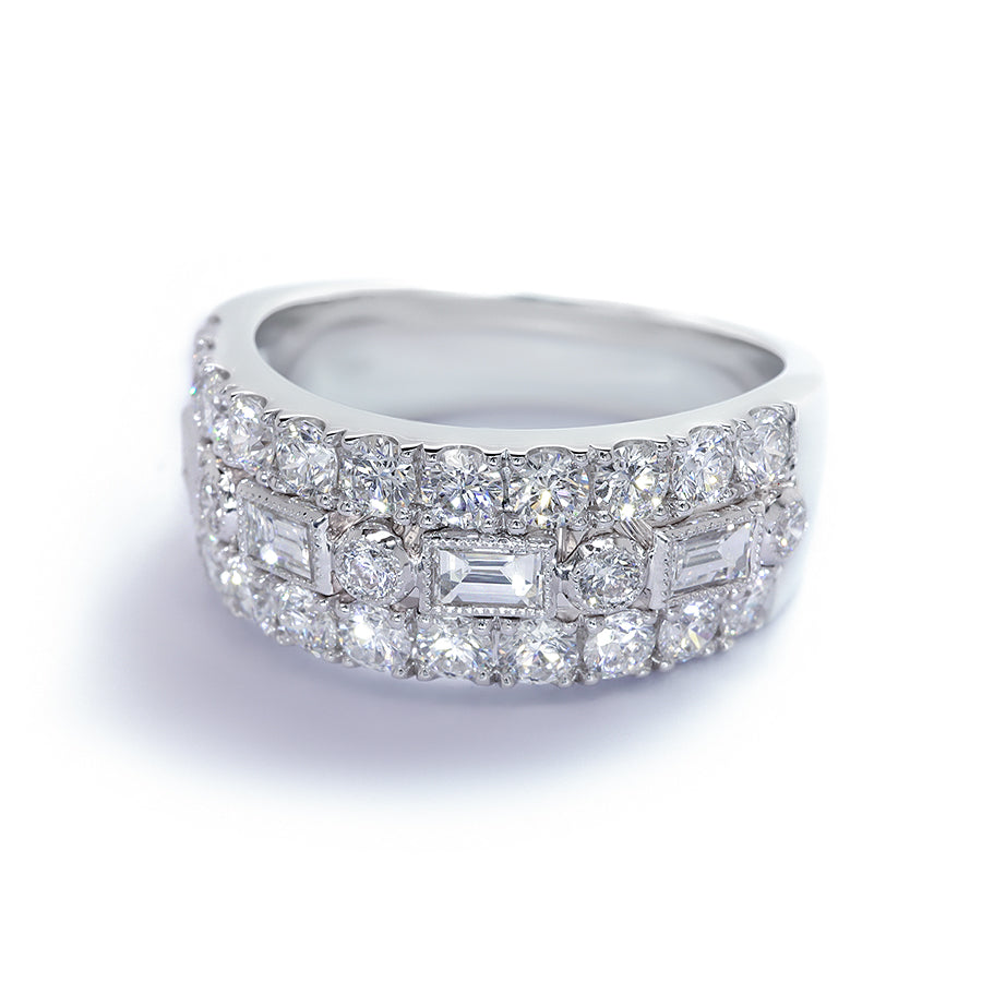 Diamantring i 18 kt. hvidguld prydet med 4 smaragdslebne Wesselton/VVS-VS diamanter, i alt 0,34 ct., flankeret af 27 Top Wesselton/VVS-VD brillanter, i alt 1,35 ct.