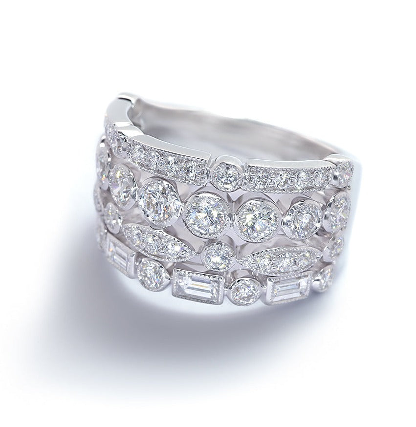 Bred diamantring i 18 kt. hvidguld prydet med 4 Wesselton/VVS-VS diamanter, i alt 0,36 ct. samt 43 Top Wesselton/VVS-VS diamanter, i alt 1,26 ct.
