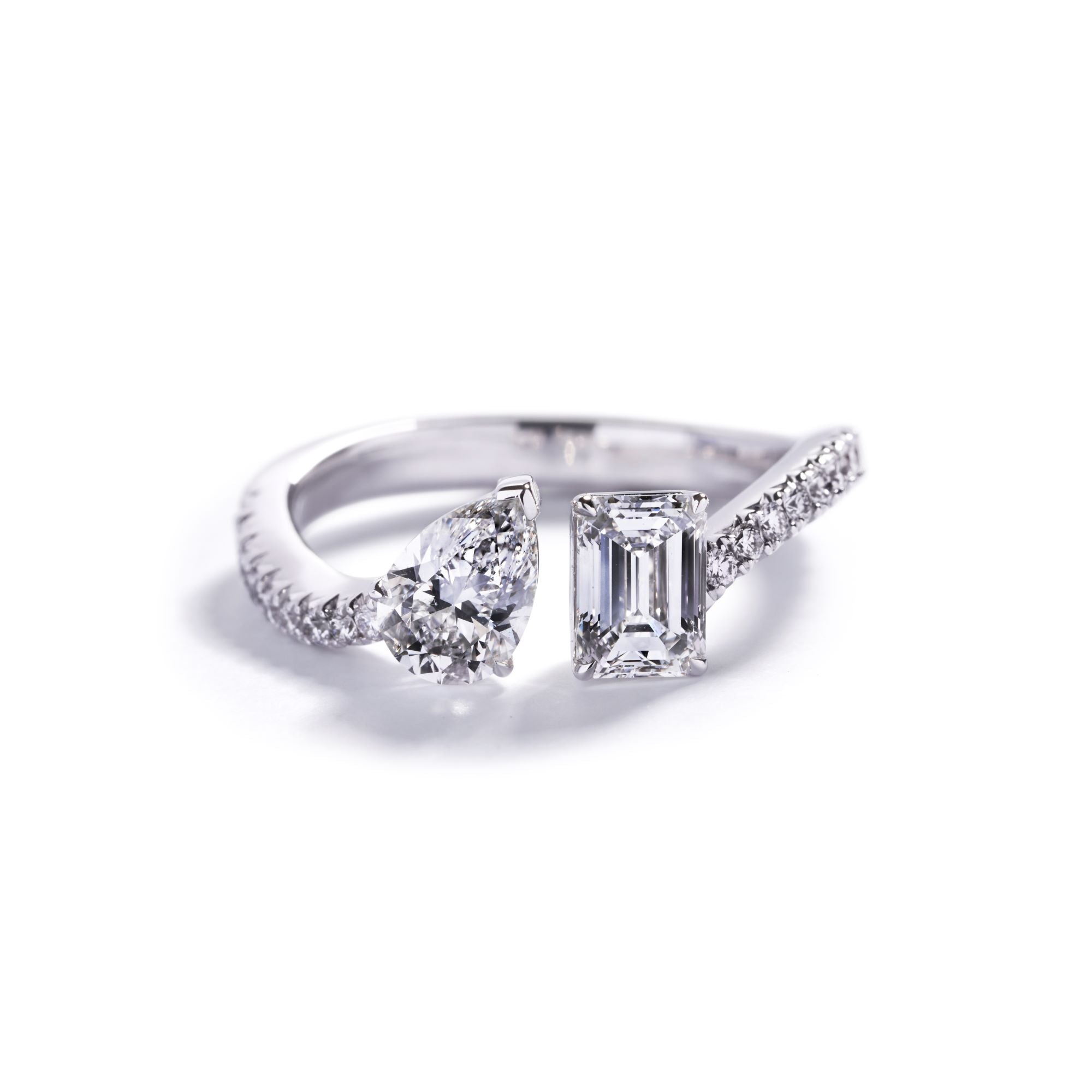 Diamantring med 0,70 ct. dråbeformet diamant og 0,70 ct. smaragdslebet diamant
