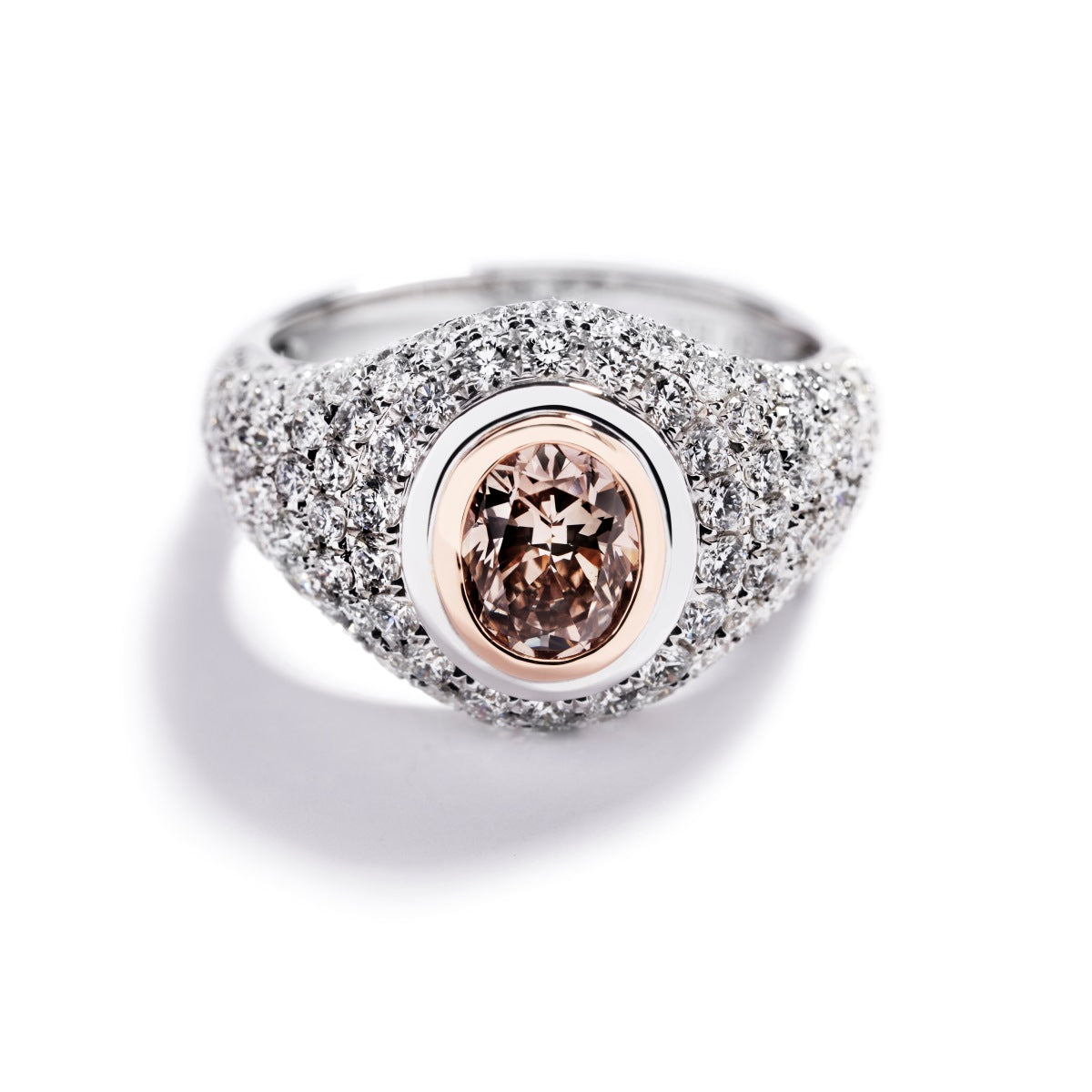 Cocktailring i 18 kt. hvidguld og 18 kt. rosaguld prydet med en oval 1,04 ct. Fancy Orangy-Brown/VVS2 diamant omkranset af 120 Top Wesselton/VVS-VS brillanter, i alt 1,66 ct. 

GIA certifikat medfølger