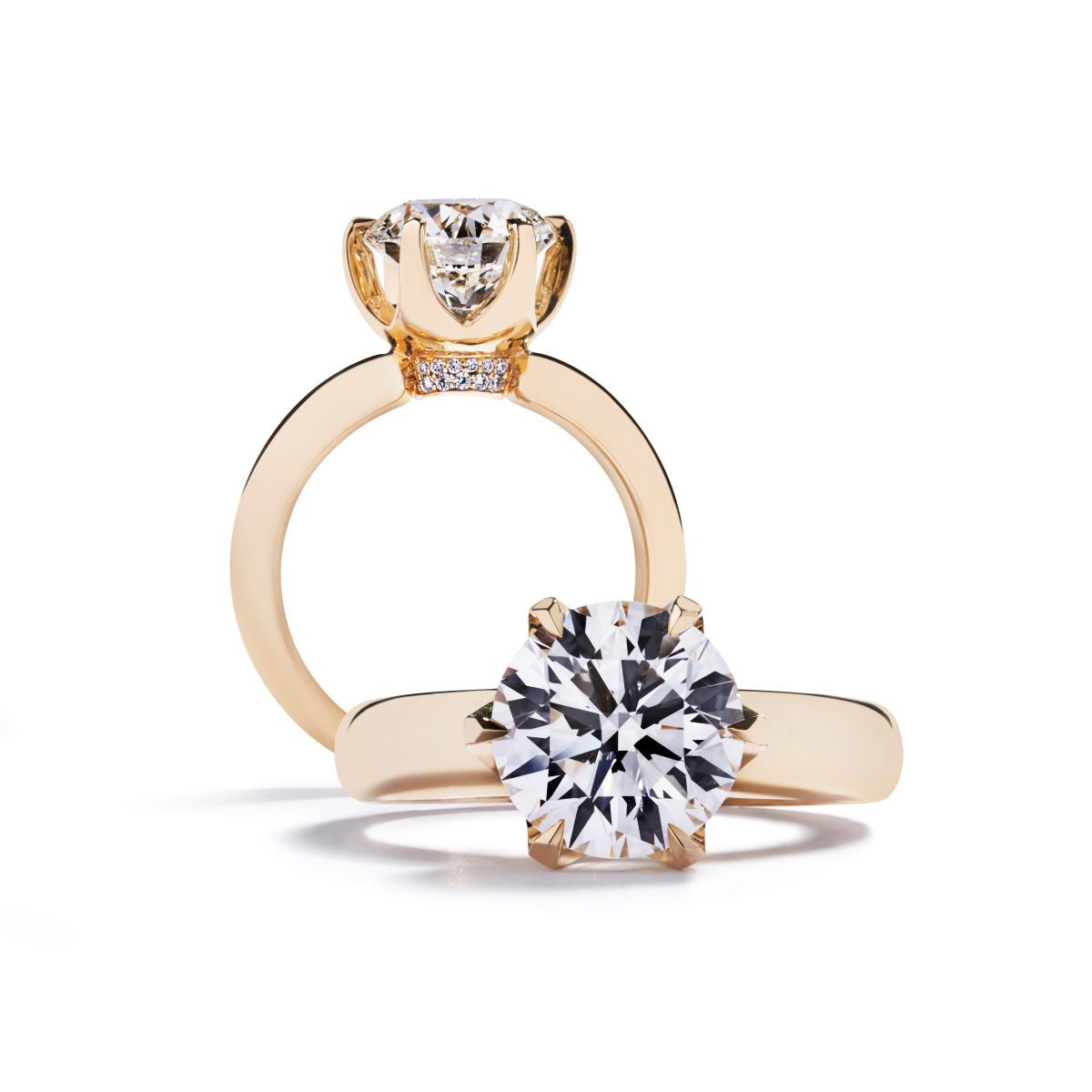 Copenhagen Star solitairering i 18 kt. gulguld prydet med en 3,00 ct. rund Top Wesselton(H)/VS2 brillant samt 22 stk. pavé-isatte Top Wesselton/VVS-VS brillanter, i alt 0,05 ct.