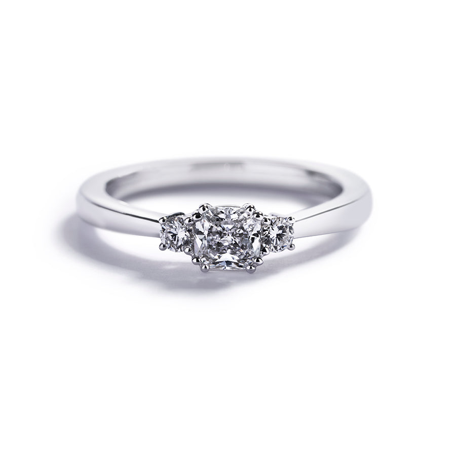 Fancy Love 3-stensring med 0,51 ct. cushion-cut diamant