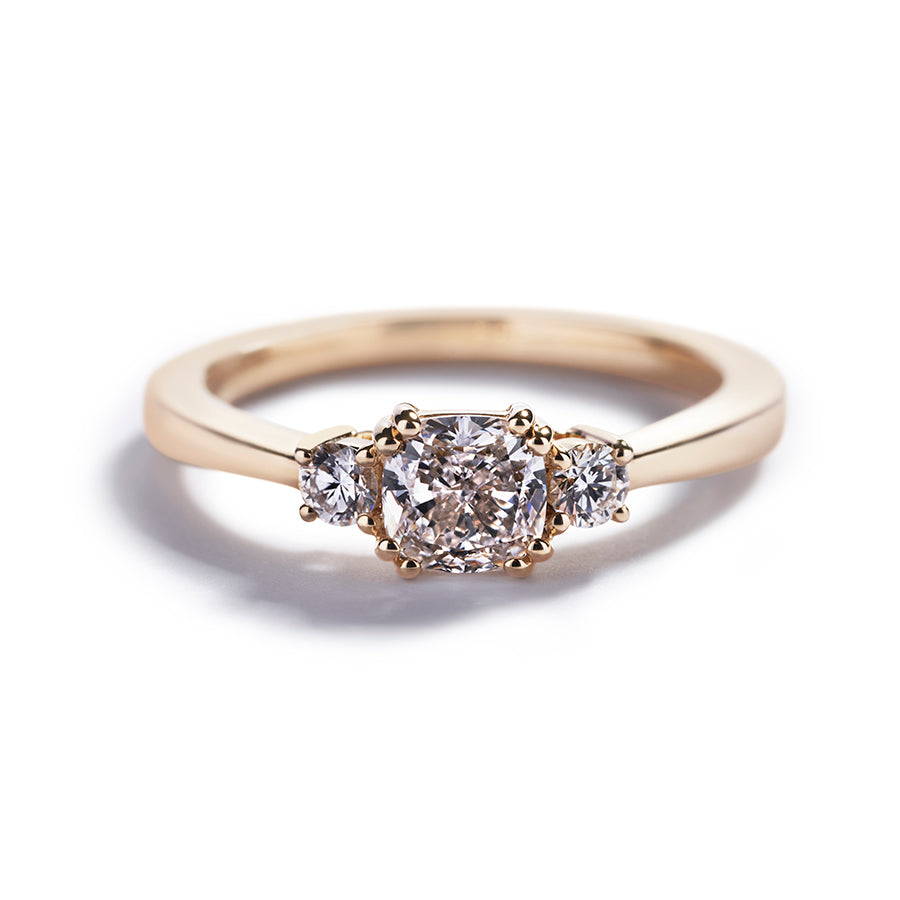 Fancy Love 3-stensring med 0,50 ct. cushion-cut diamant