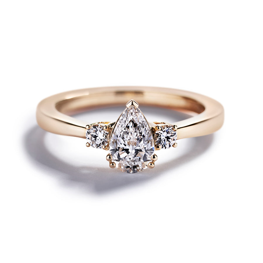 Fancy Love 3-stensring med 0,50 ct. dråbesleben diamant
