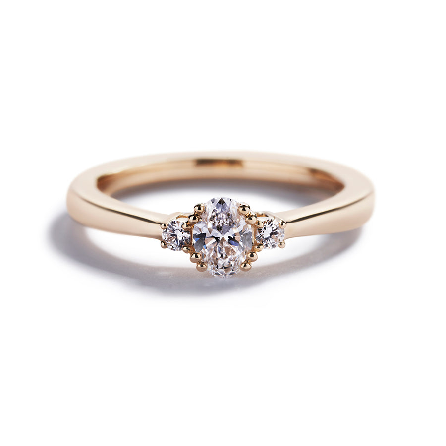 Fancy Love 3-stensring med 0,30 ct. oval diamant