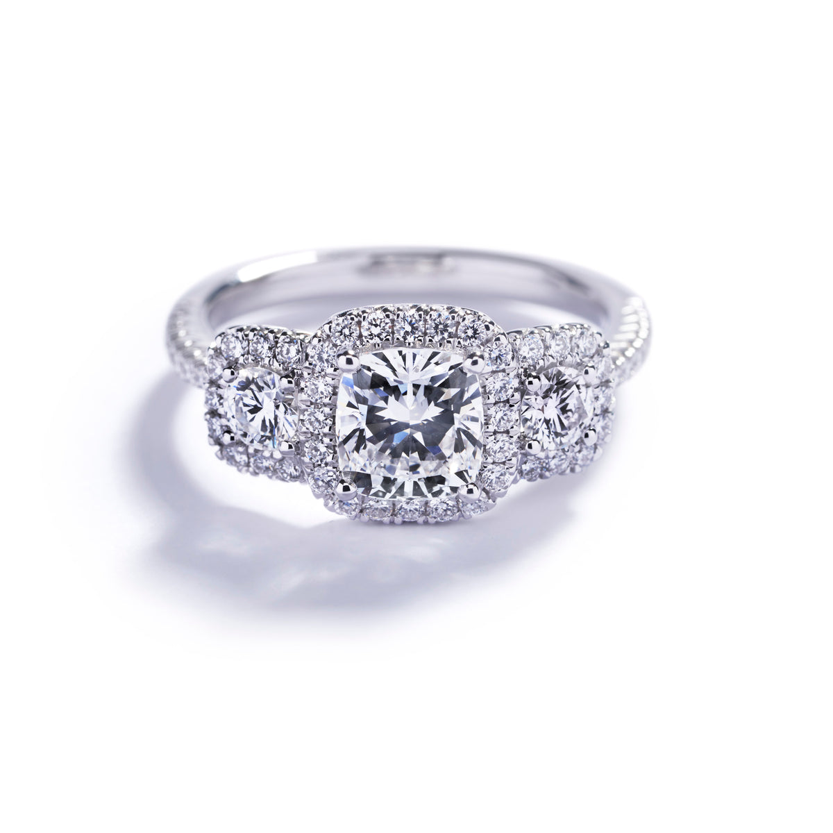 3-stensring med 1,21 ct. Cushion cut diamant