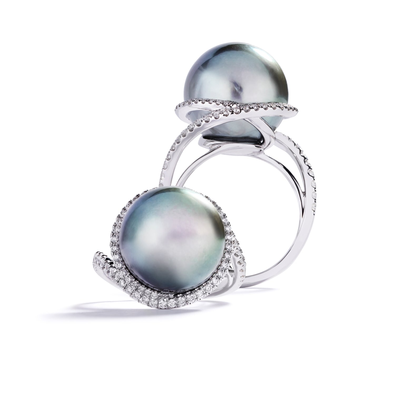 Ring i 18 kt. hvidguld prydet med en Tahiti kulturperle 14-15 mm omkranset af 68 Top Wesselton/VVS-VS brillanter, i alt 0,62 ct.