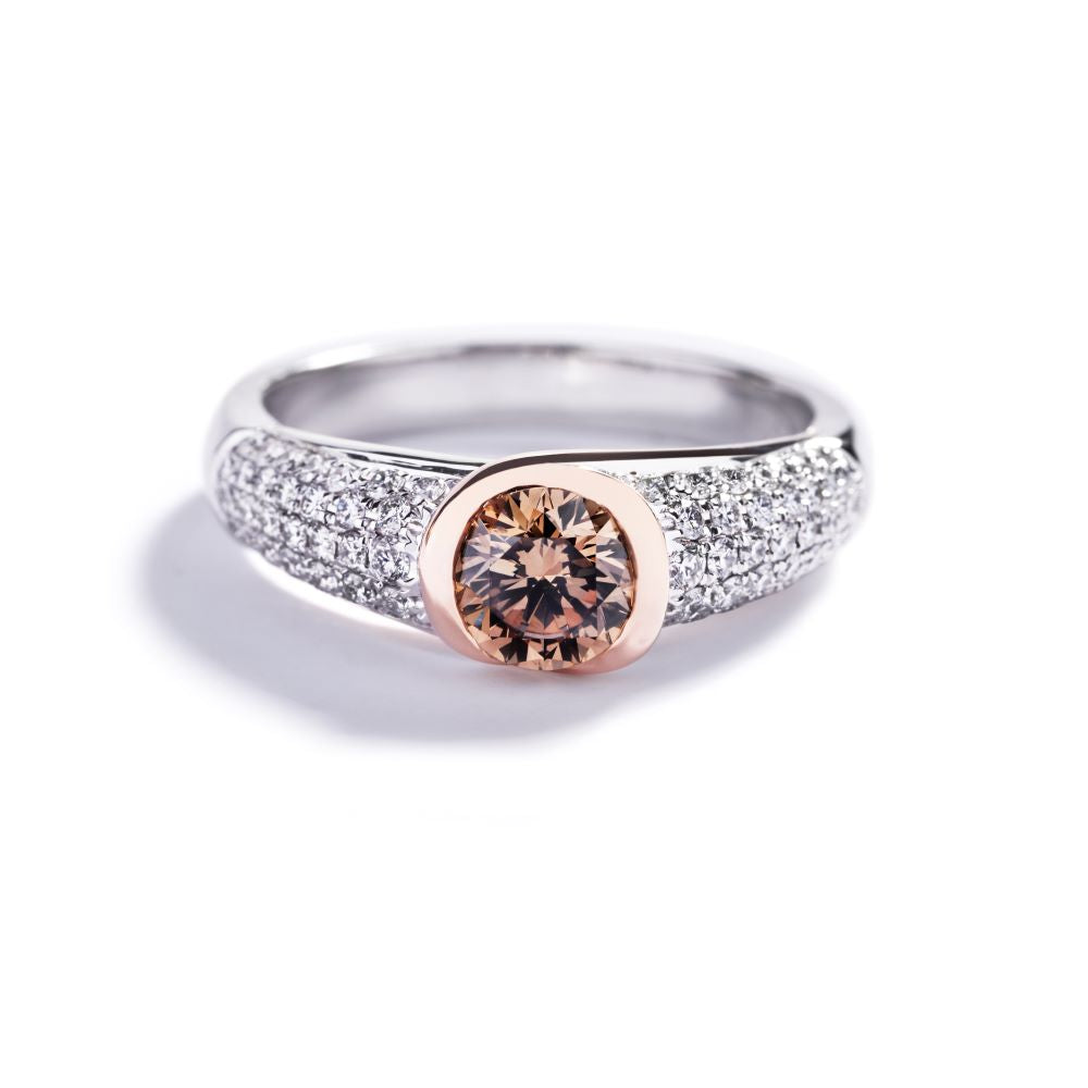 Solitairering med 0,74 ct. champagnefarvet diamant