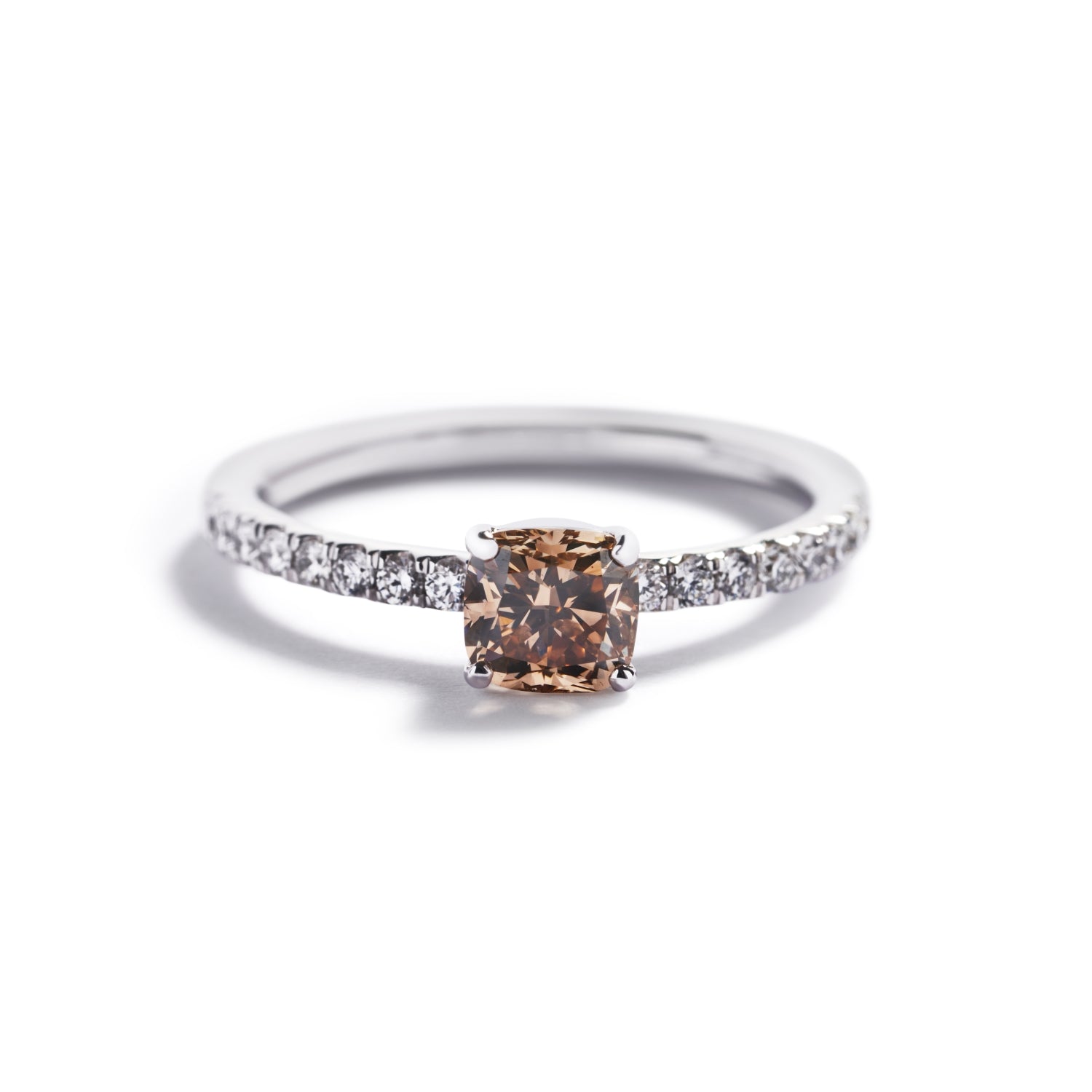 Solitairering med 0,75 ct. cushion-cut champagne diamant og 0,22 ct. brillanter