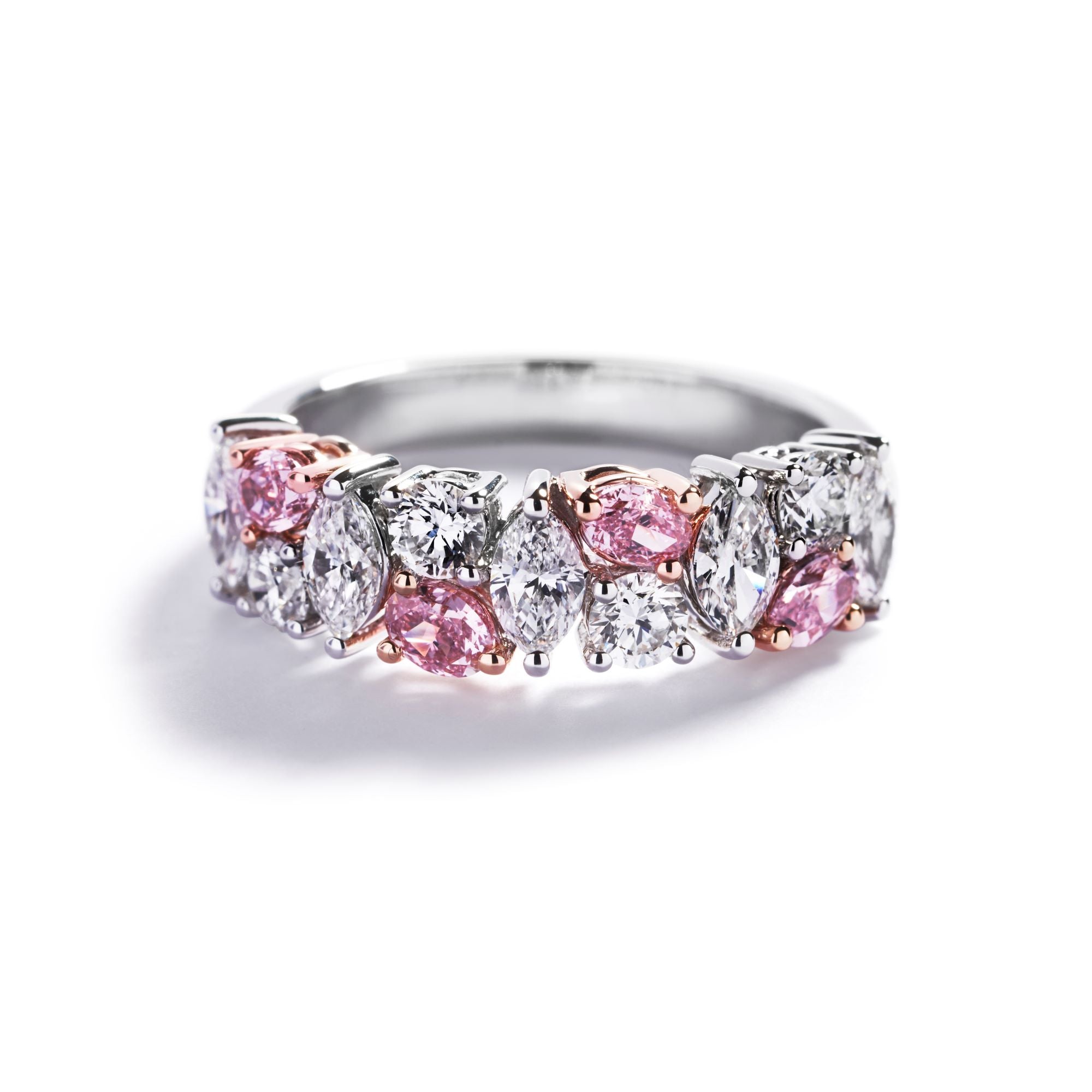 Ring med dråbeslebne Argyle Pink diamanter 0,55 ct. og 0,82 ct. diamanter