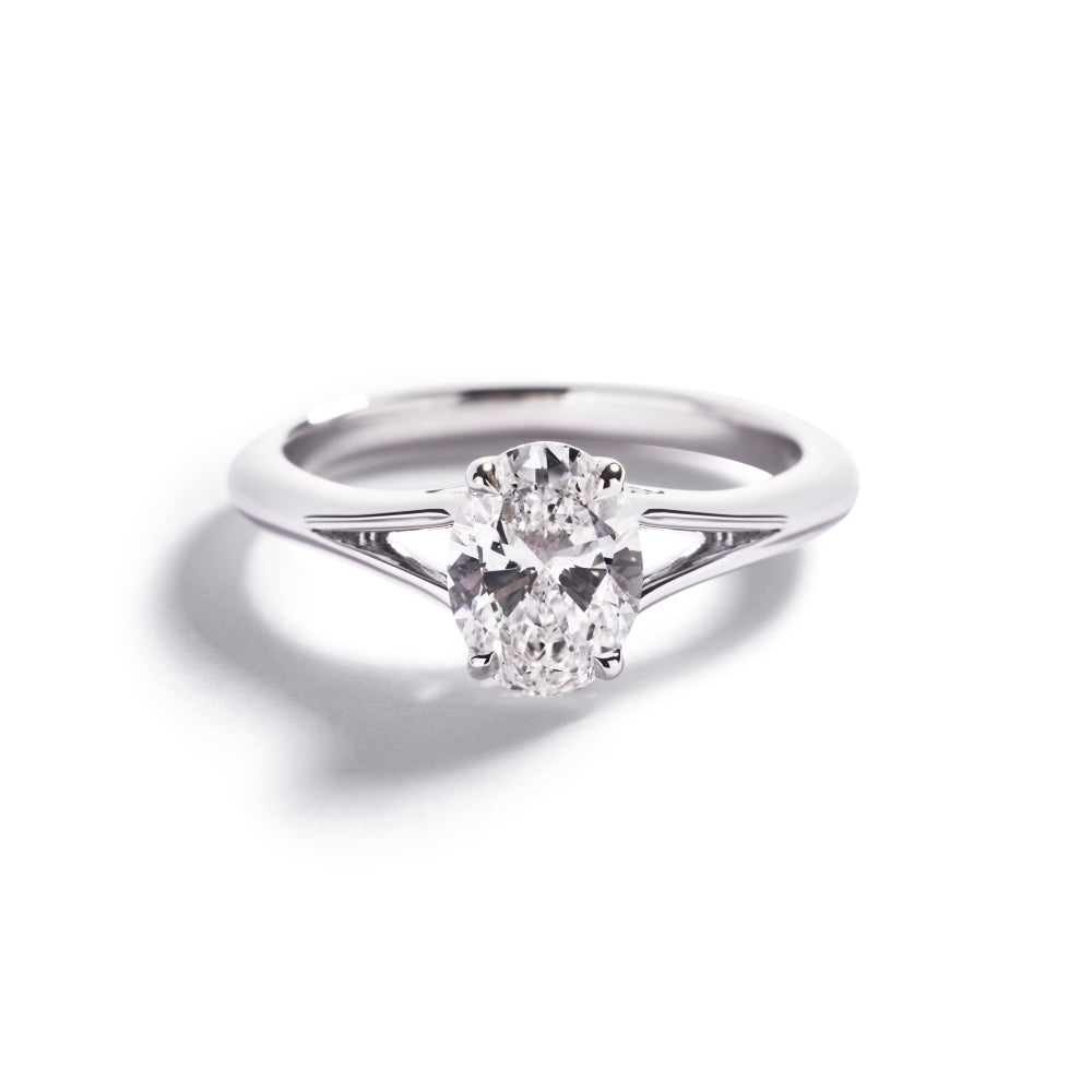 Solitairering i 18 kt. hvidguld prydet med en 1,23 ct. ovalsleben River(E)/VVS2 diamant.

GIA certifikat medfølger.