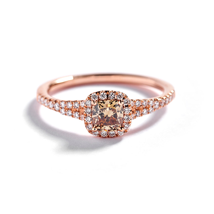 Rosetring i 18 kt. rosaguld prydet med en 0,58 ct. cushion-cut champagne C5/VS diamant omkranset af 42 Top Wesselton/VVS-VS brillanter, i alt 0,21 ct.