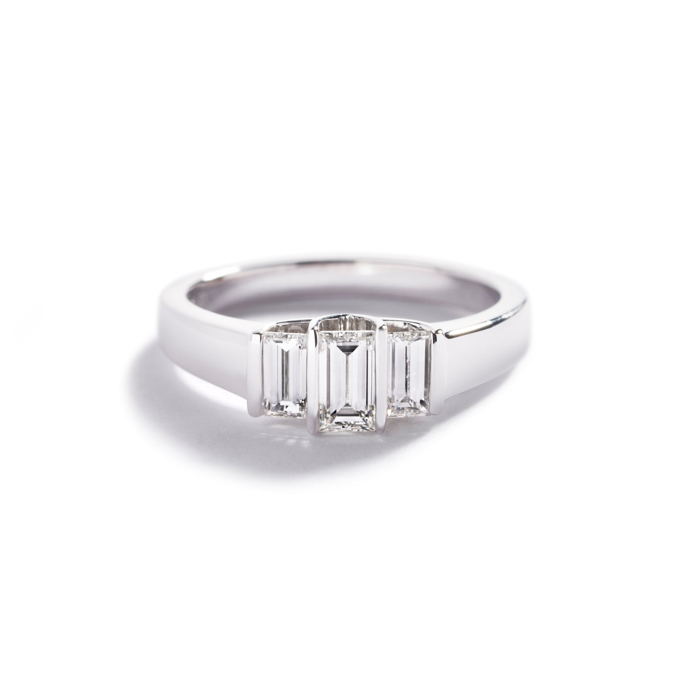 Fancy cut ring i 18 kt. hvidguld med 0,75 ct. smaragdslebne diamanter