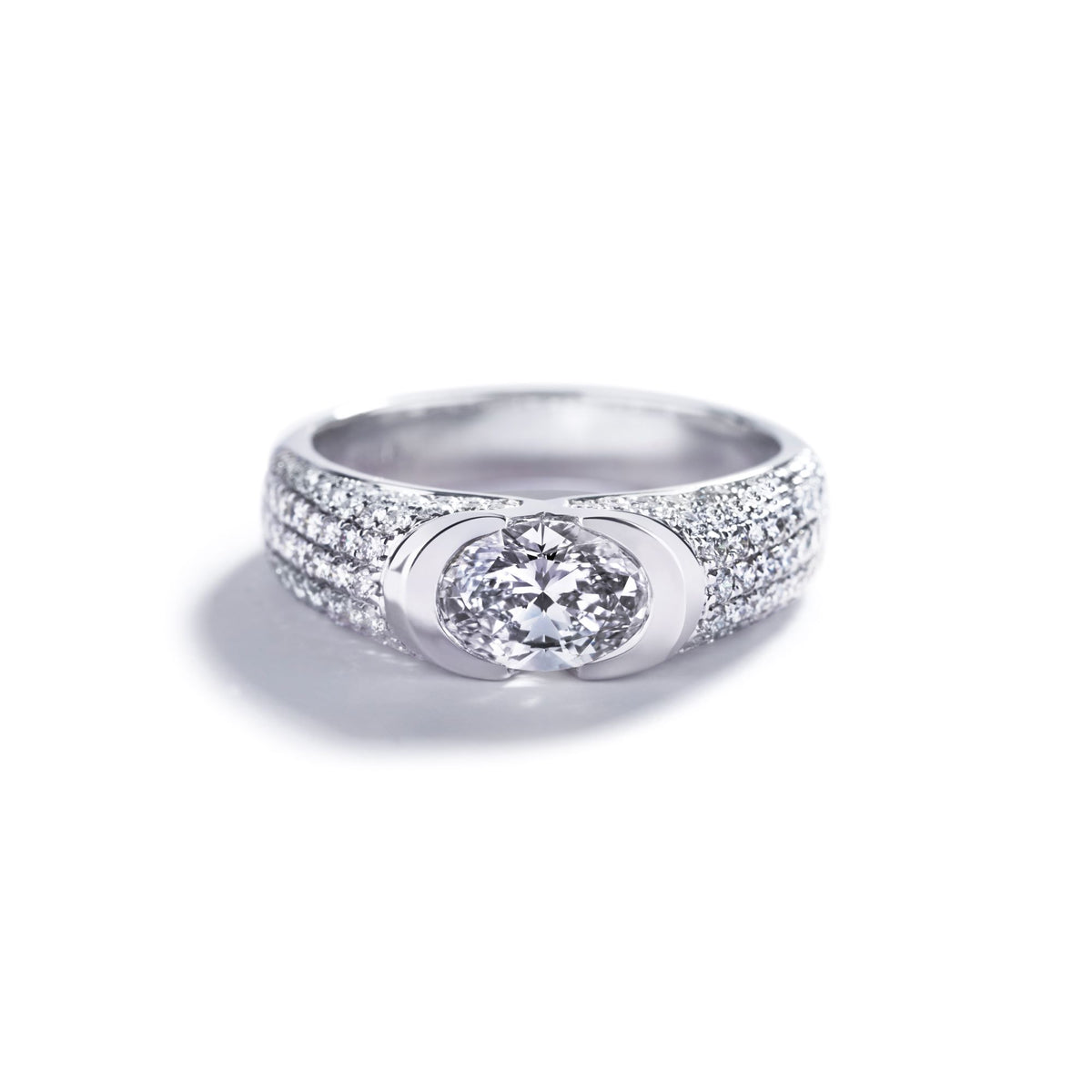 Solitairering i 18 kt. hvidguld med 1,00 ct. oval diamant